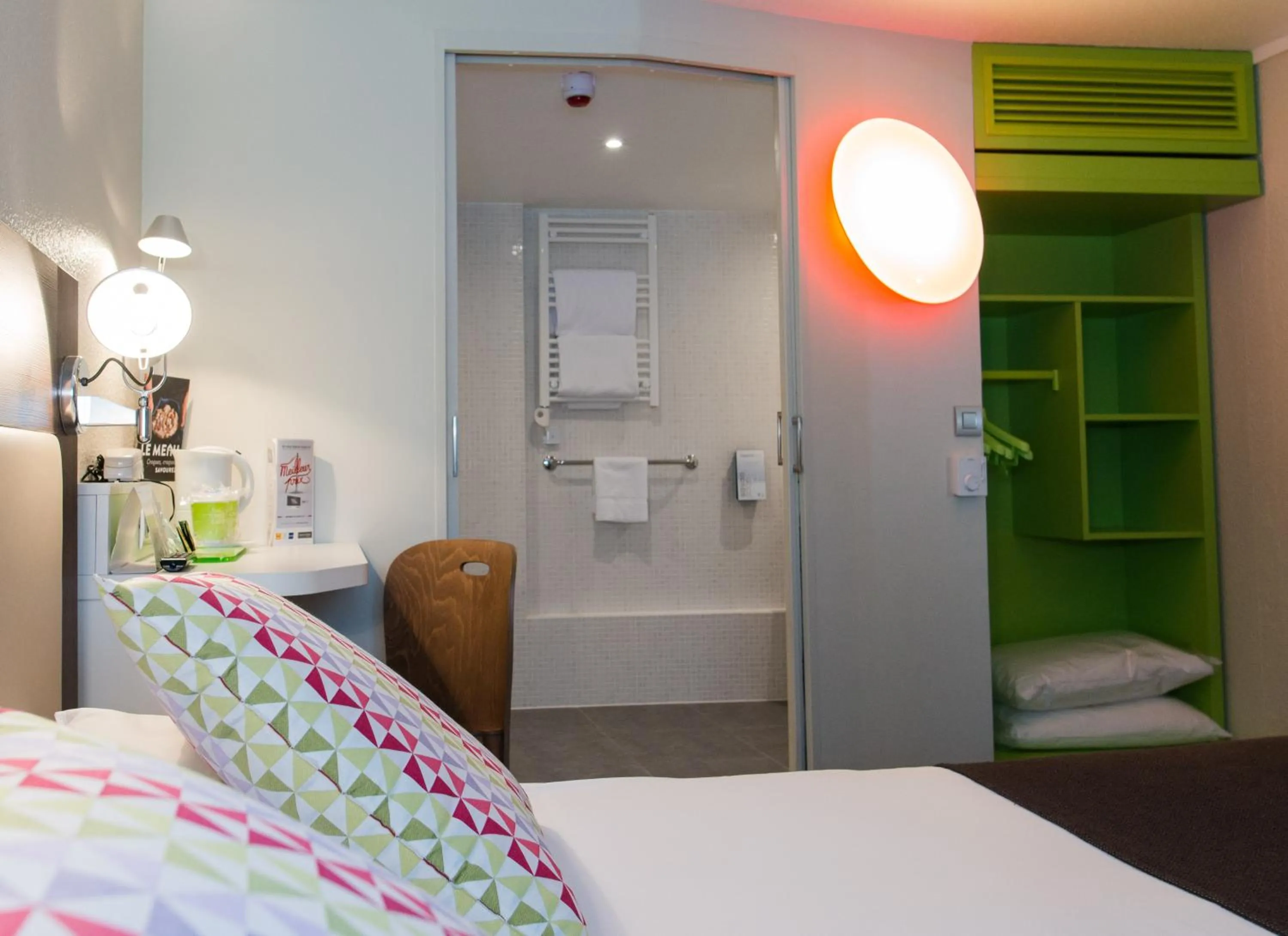 Photo of the whole room, Bed in Campanile Agen