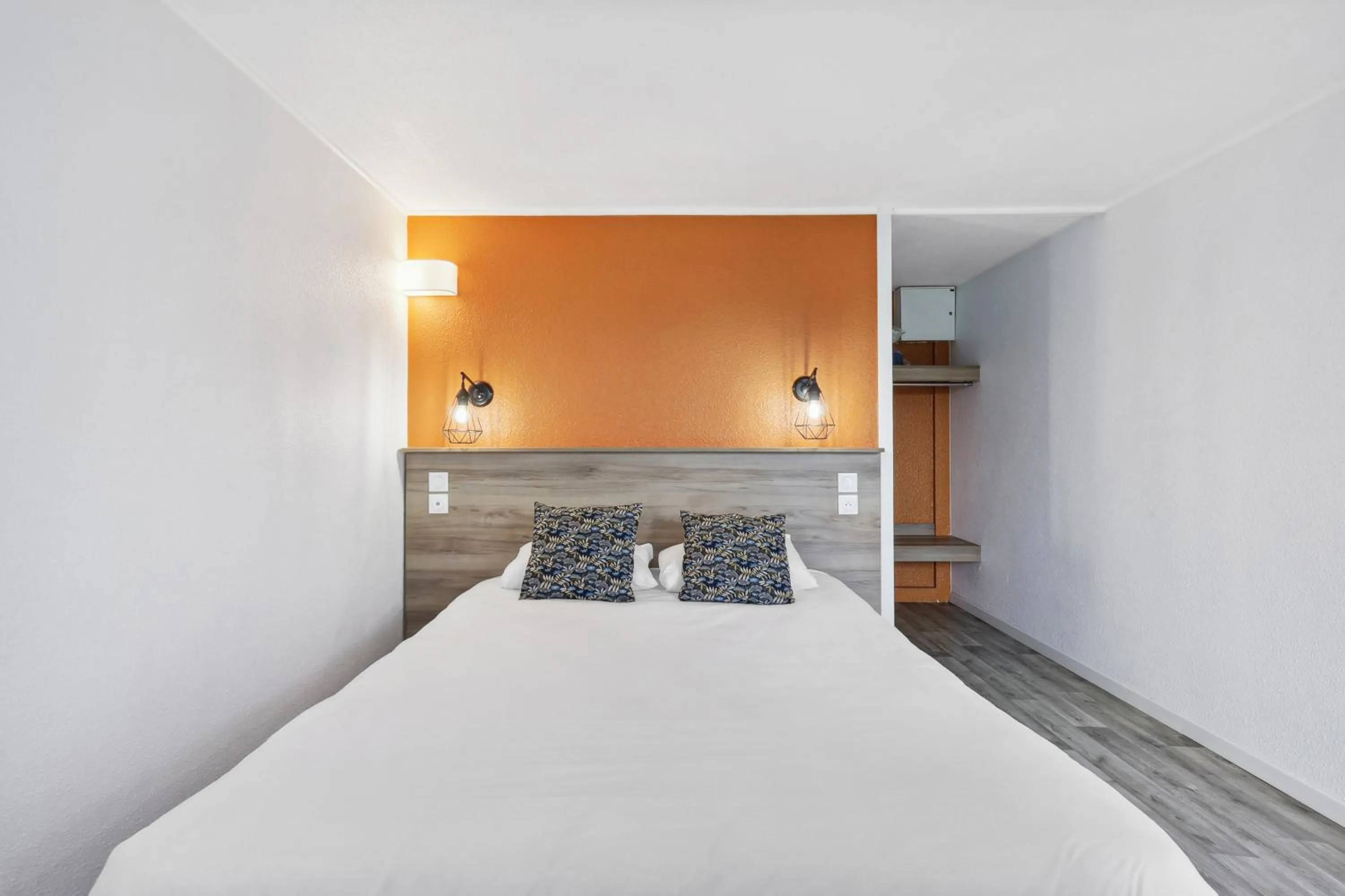 Bed in Le 2 By Hotel Akena - La Ferté Bernard