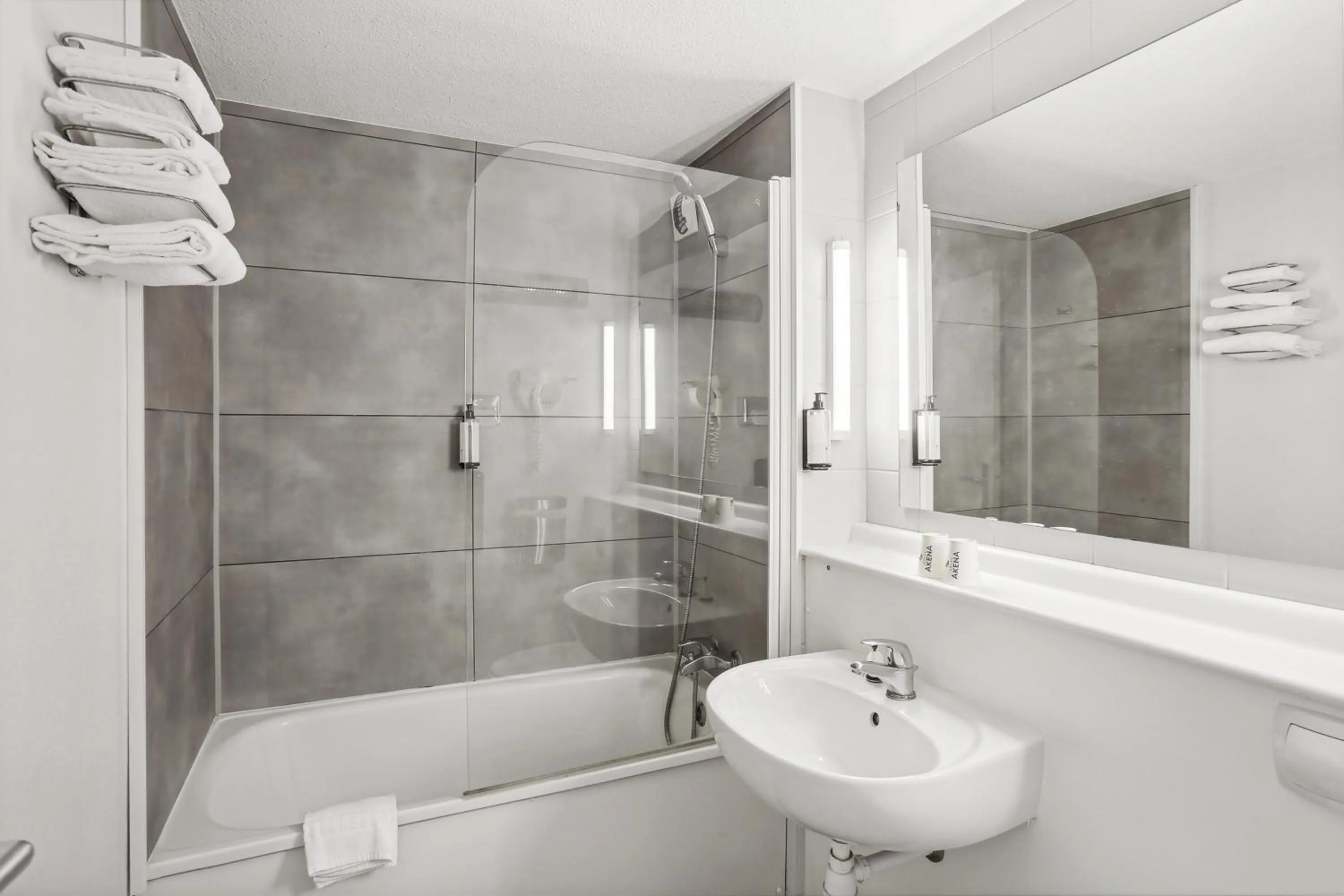 Bathroom in Le 2 By Hotel Akena - La Ferté Bernard