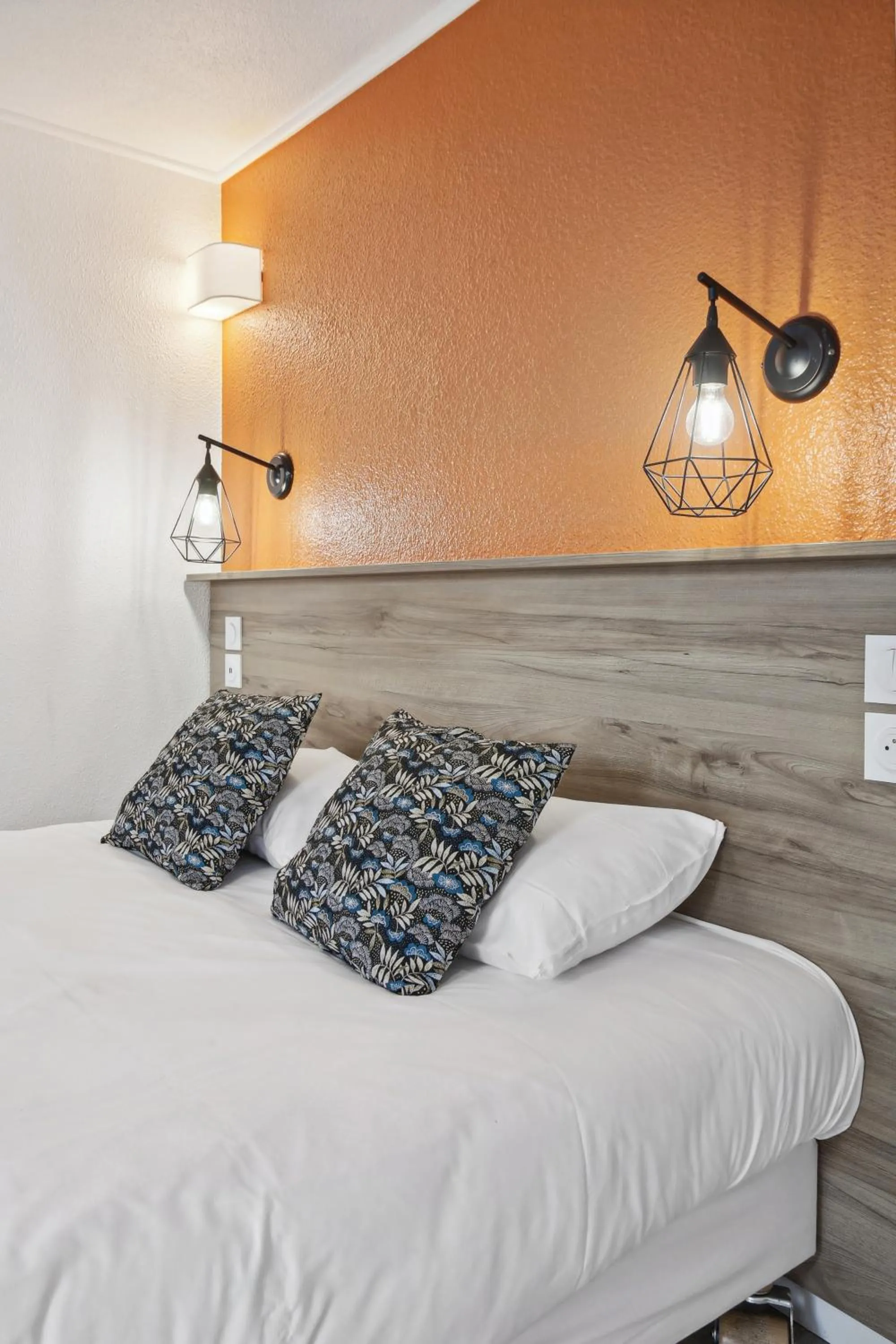 Bed in Le 2 By Hotel Akena - La Ferté Bernard