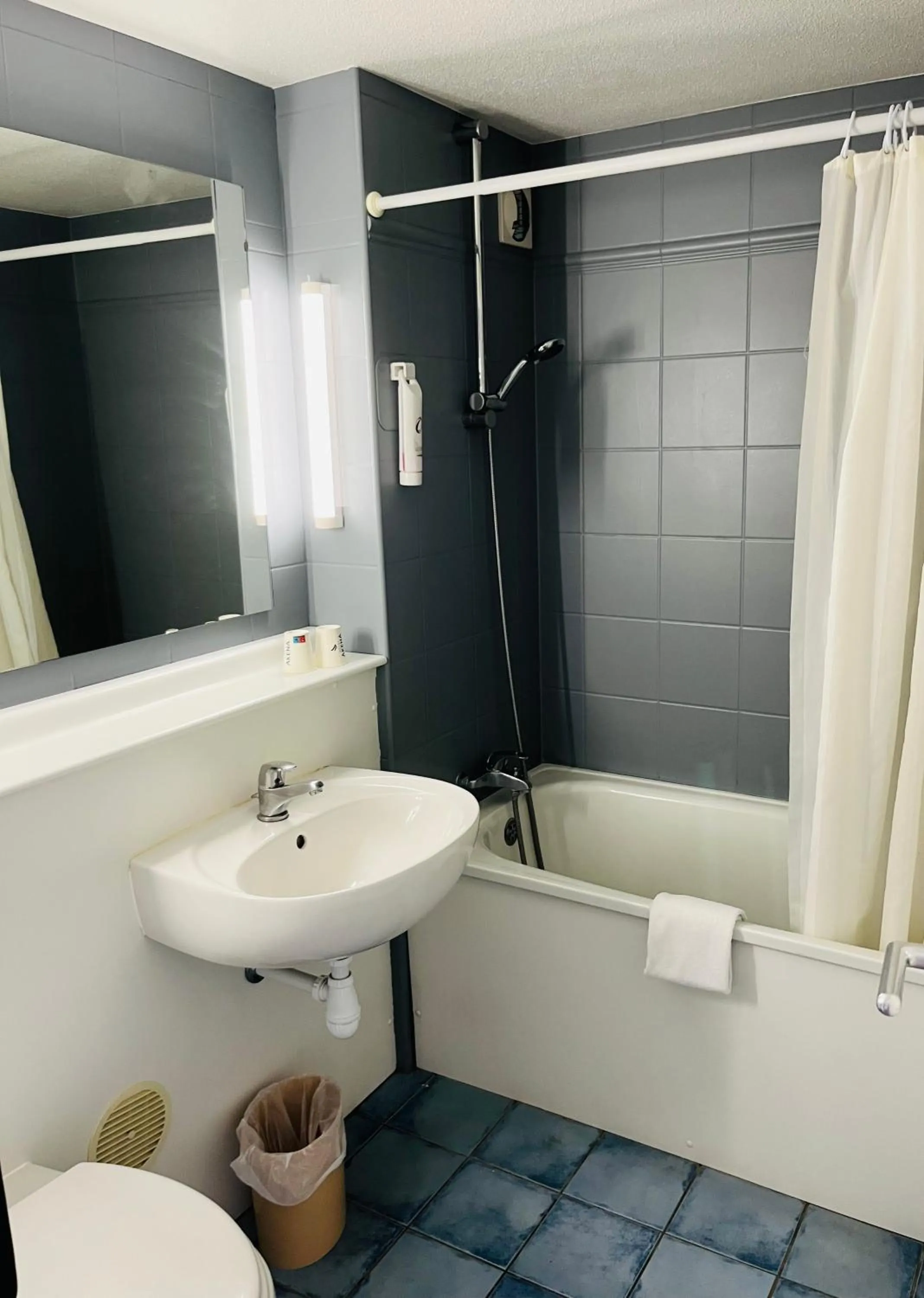 Bathroom in Le 2 By Hotel Akena - La Ferté Bernard