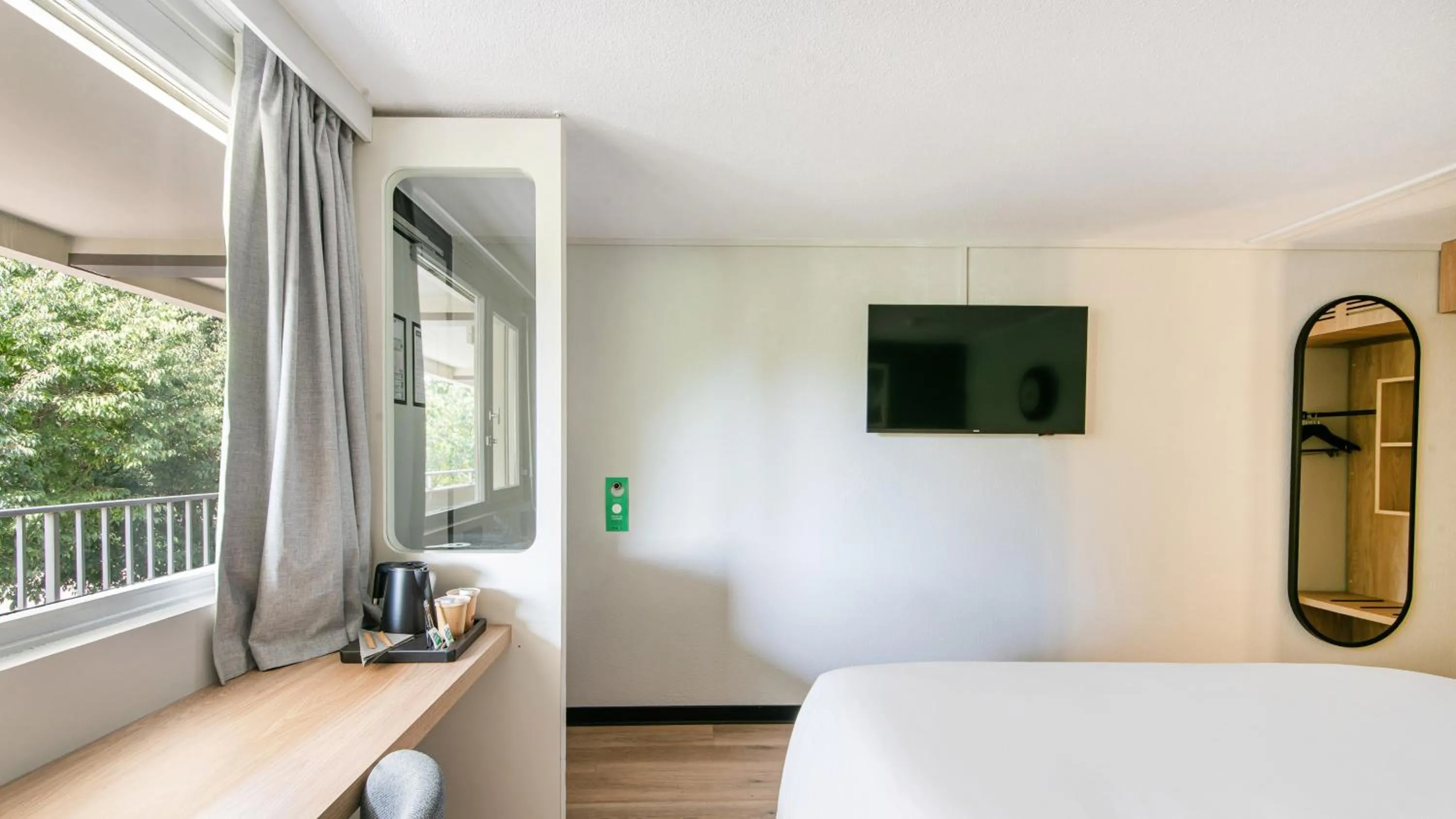 Bedroom, Bed in Campanile Prime - Aix-en-Provence Sud - Pont de l'Arc