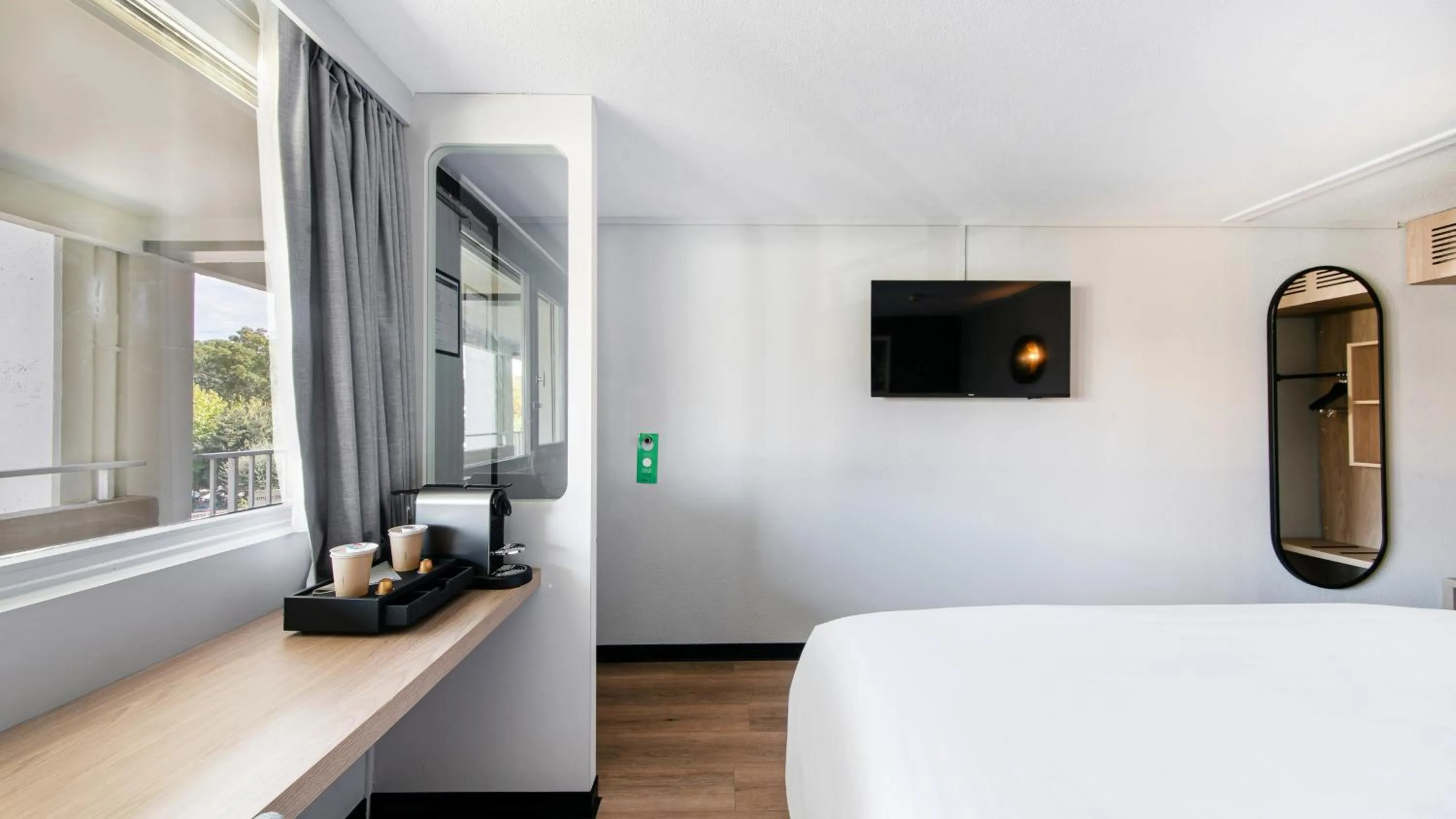 Bedroom, Bed in Campanile Prime - Aix-en-Provence Sud - Pont de l'Arc