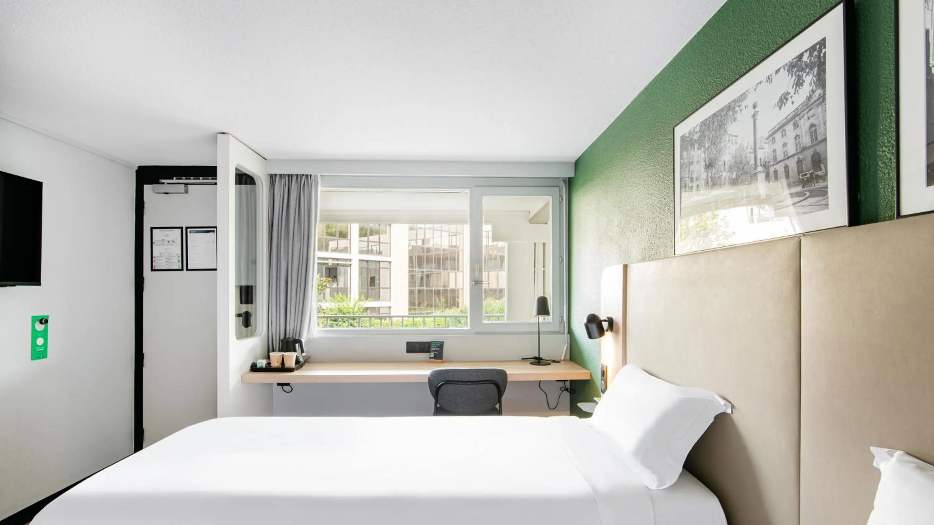 Bedroom, Bed in Campanile Prime - Aix-en-Provence Sud - Pont de l'Arc