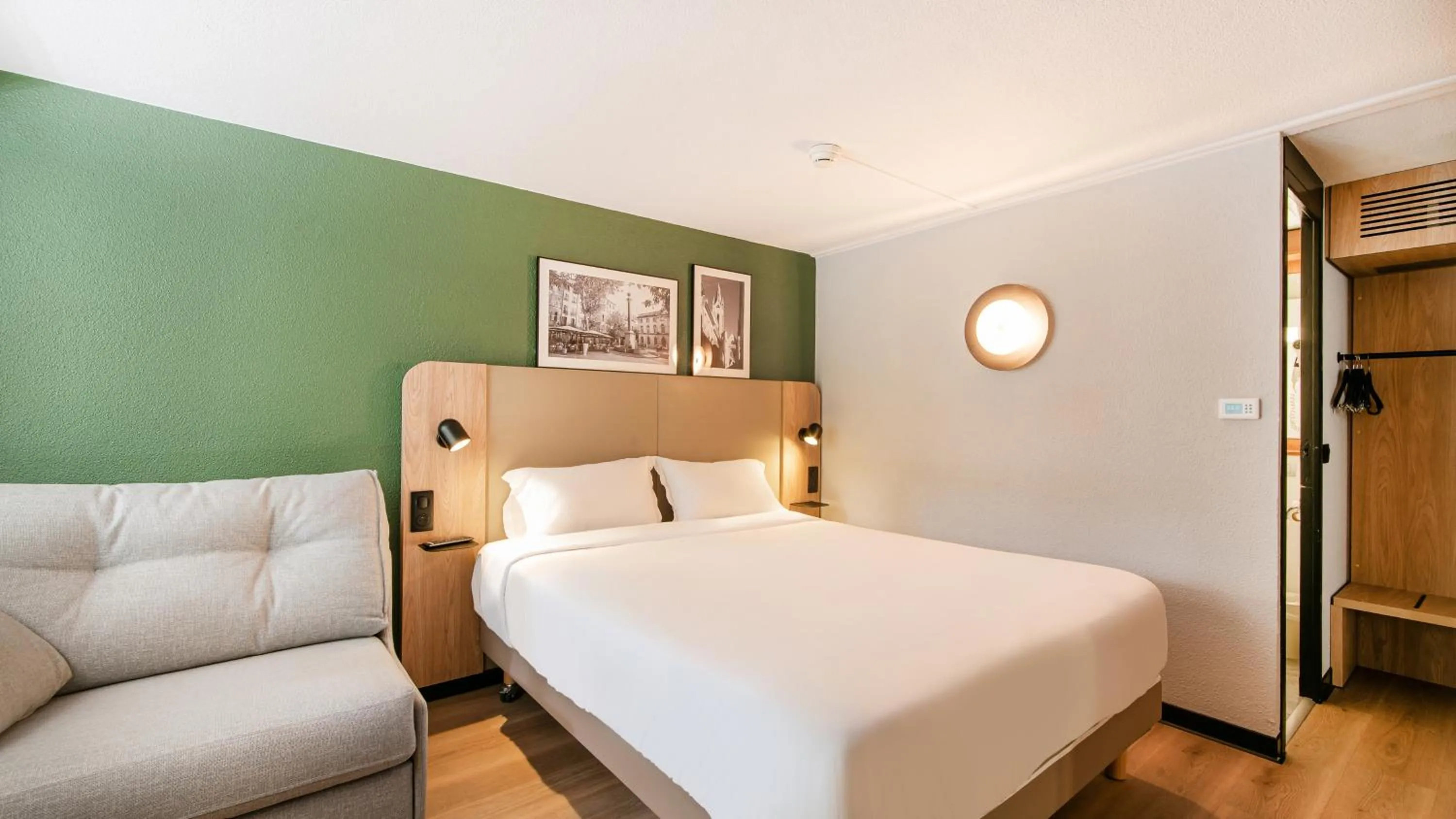 Bedroom, Bed in Campanile Prime - Aix-en-Provence Sud - Pont de l'Arc