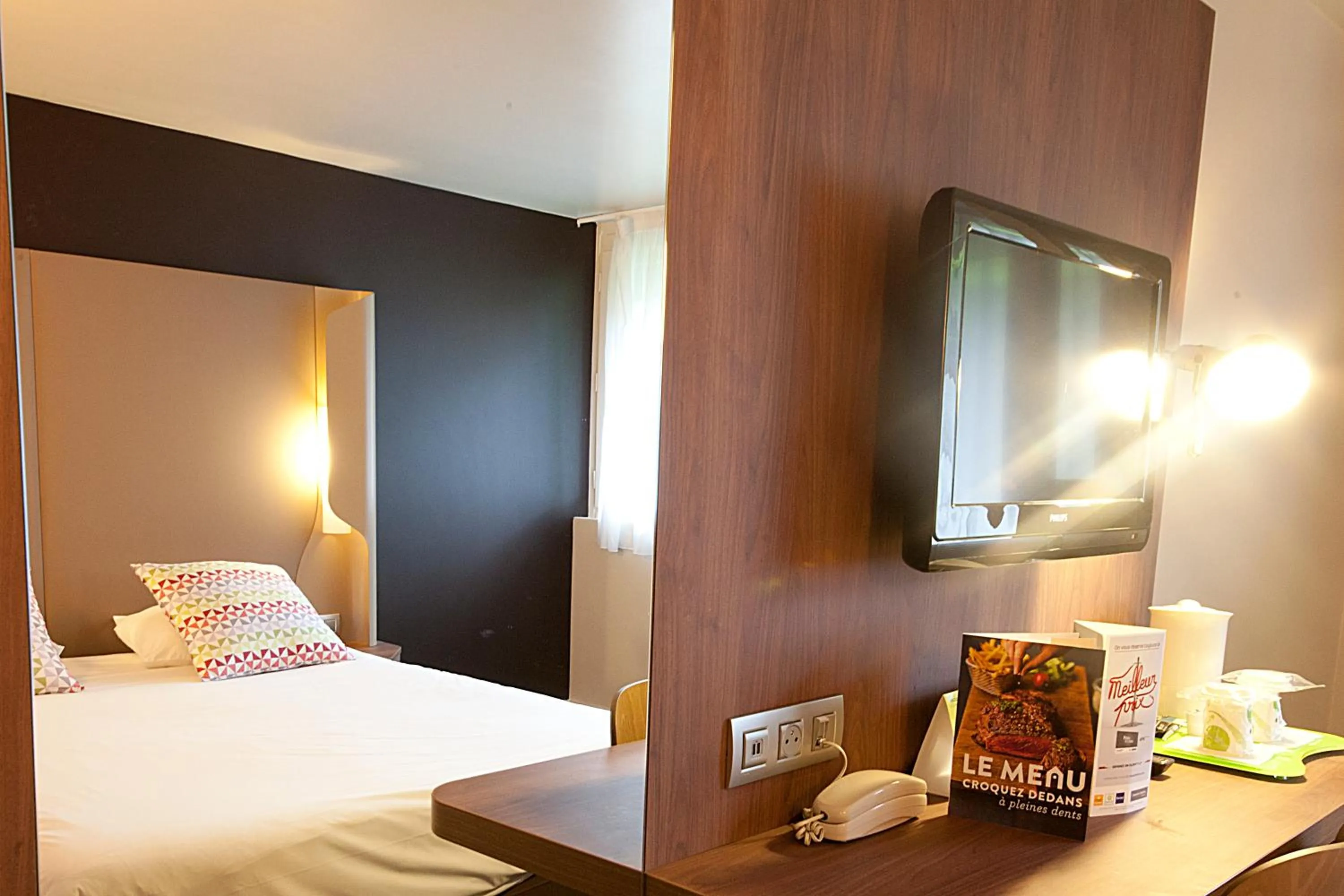 TV and multimedia, Bed in Campanile Clermont-Ferrand ~ Aubière