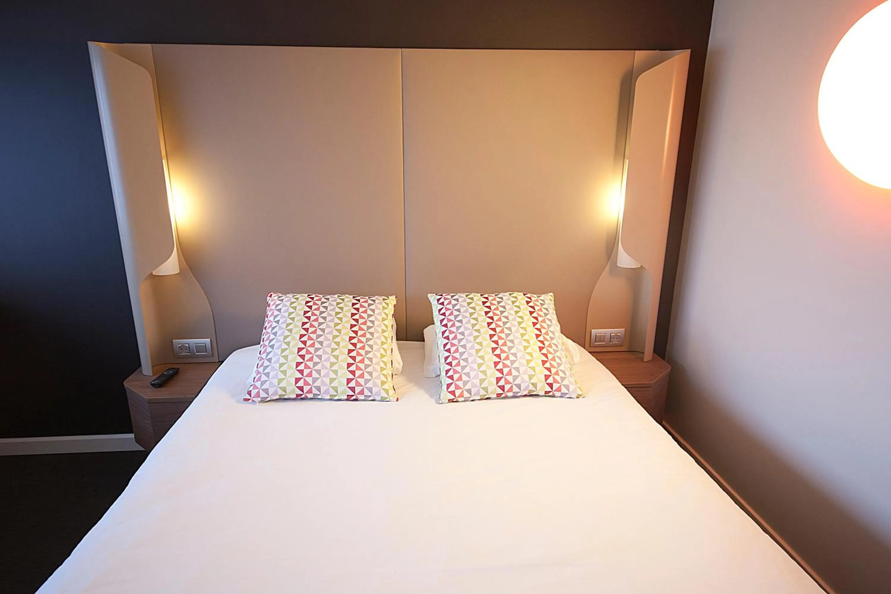 Bedroom, Bed in Campanile Clermont-Ferrand ~ Aubière