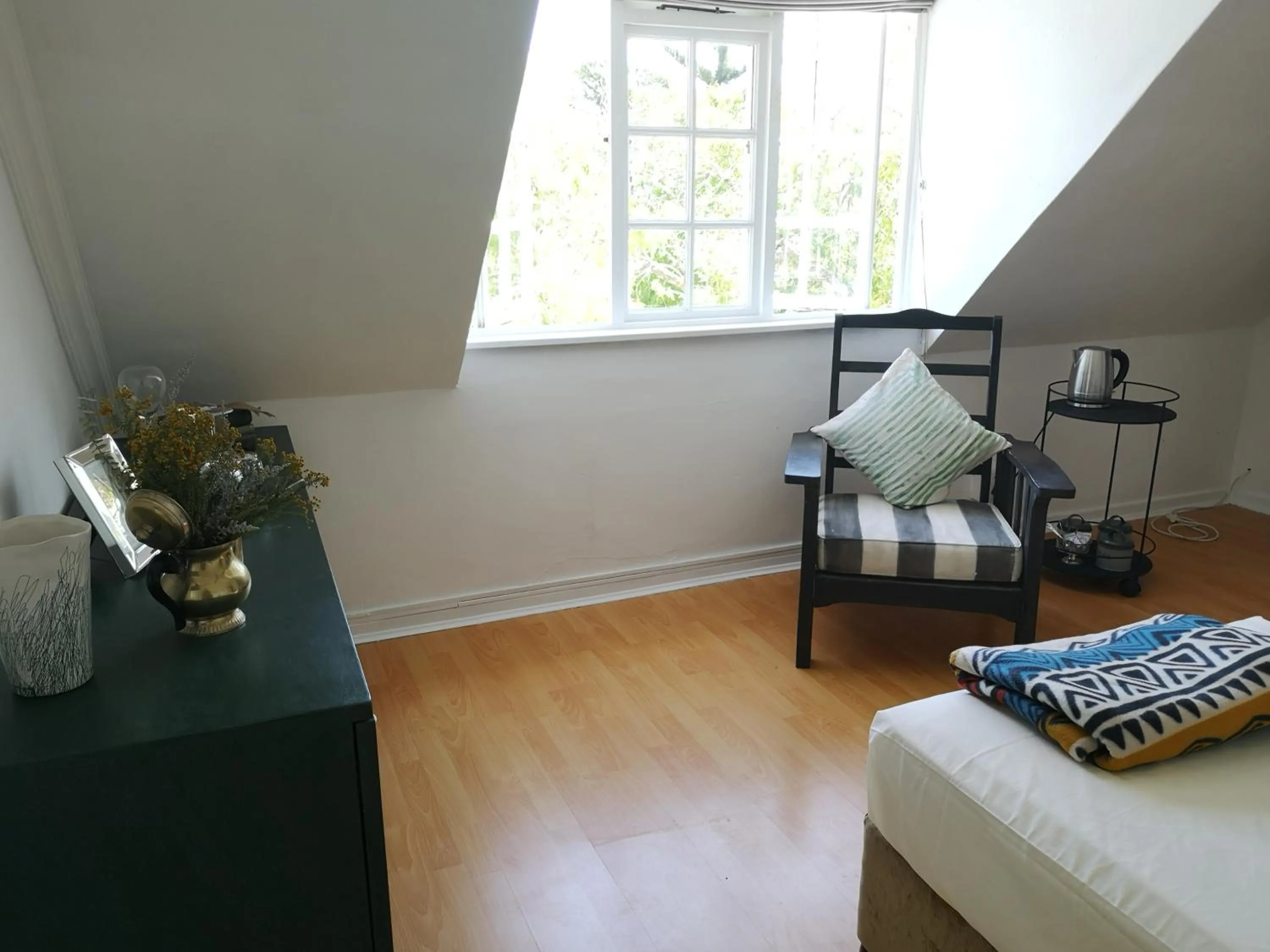 Bathroom, Bed in Almond Cottage Bed & Breakfast