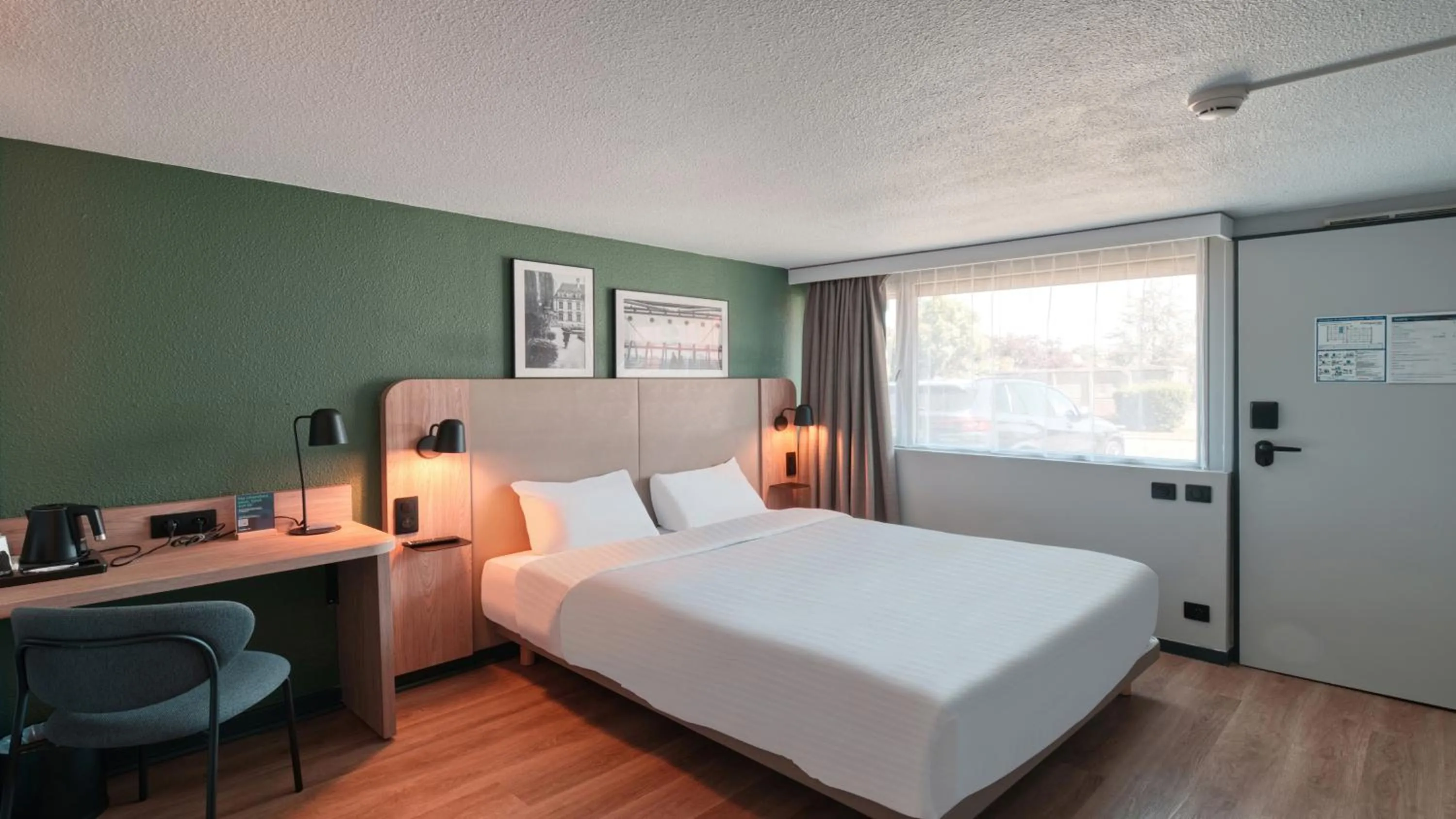 Photo of the whole room, Bed in Campanile NATURE - Dreux