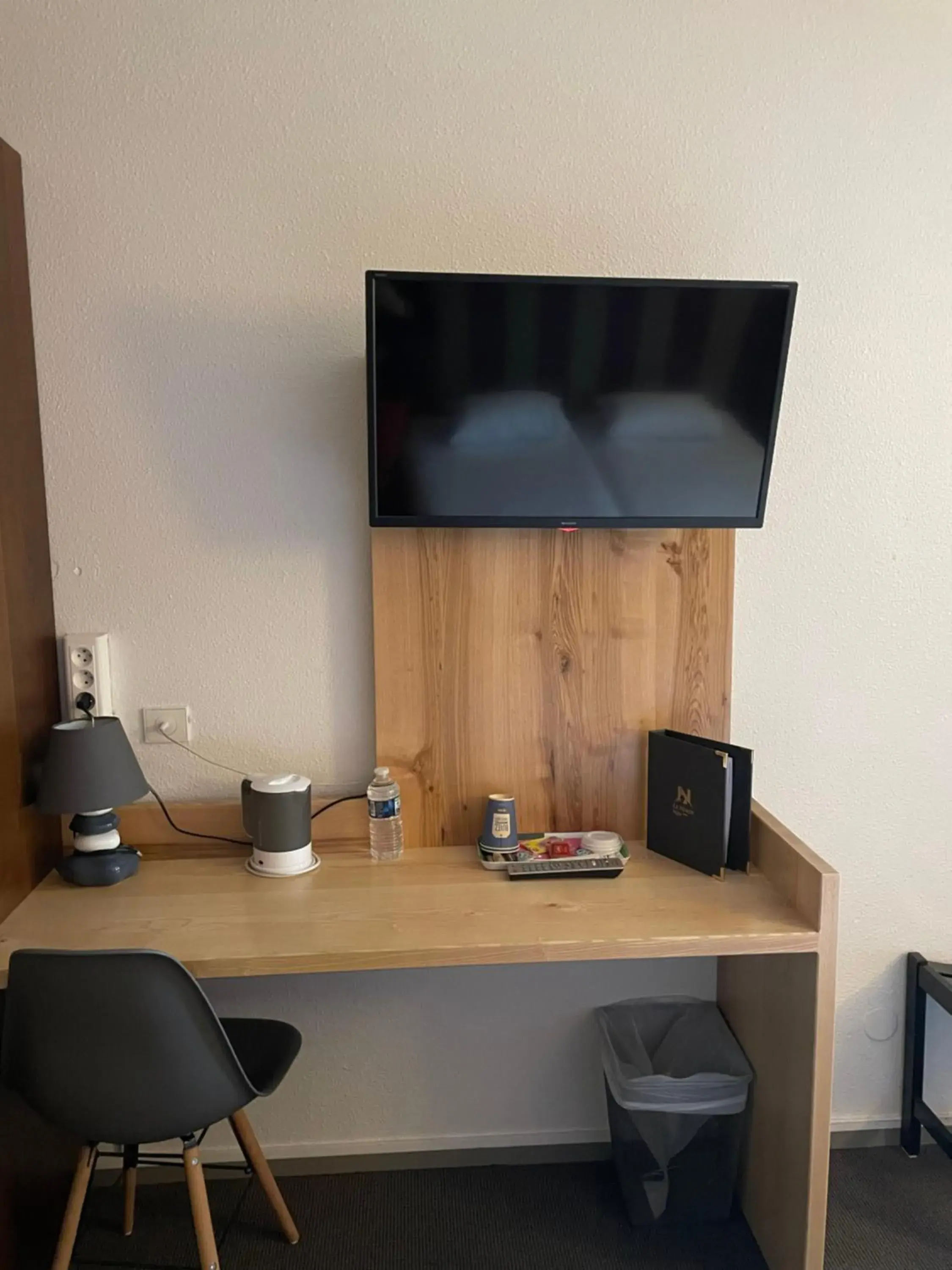 Twin Room in Hôtel Le Néron - Logis Twin Room in Hôtel Le Néron - Logis