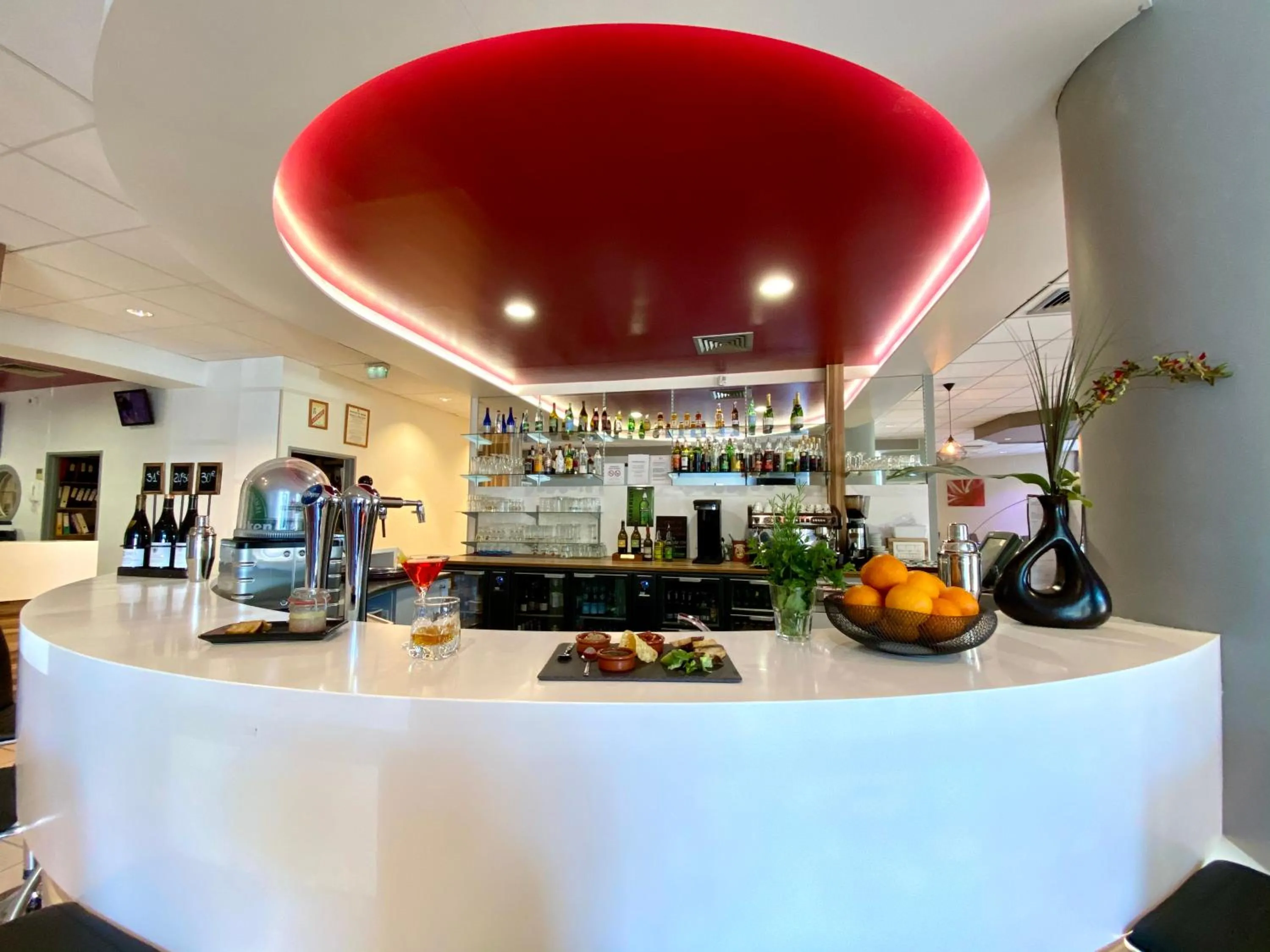 Lounge or bar in Hôtel Le Néron - Logis