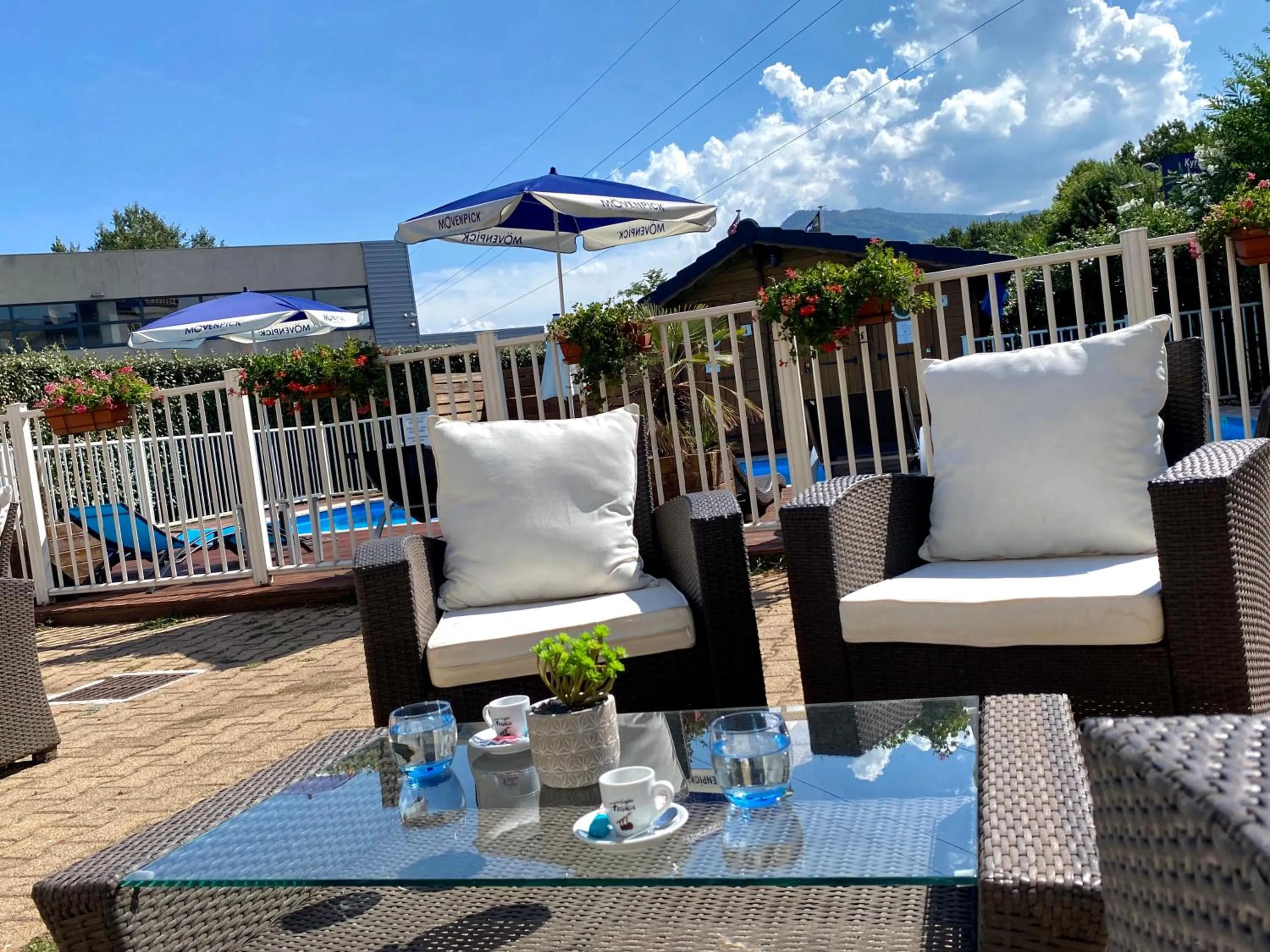 Patio in Hôtel Le Néron - Logis