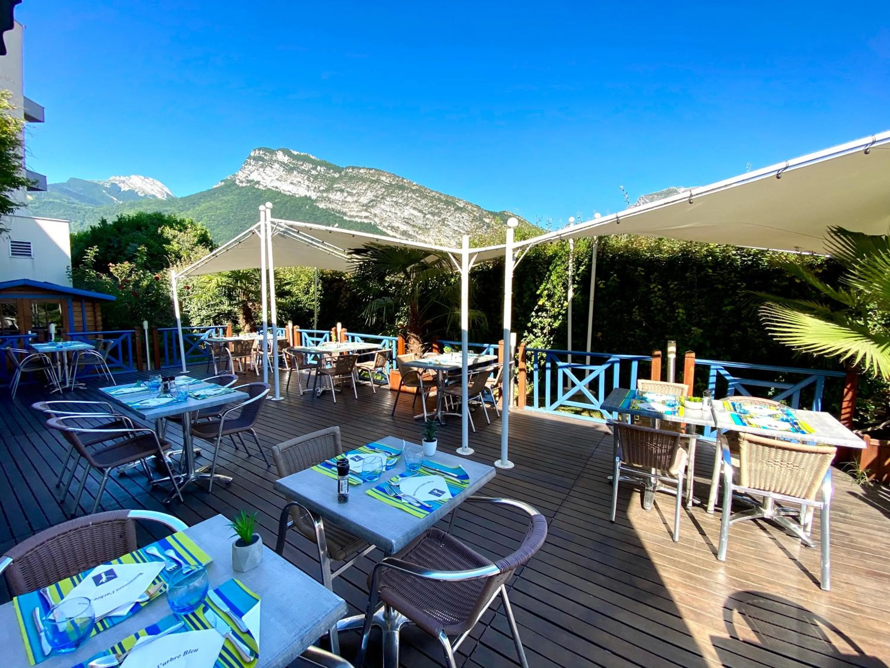 Property building in Hôtel Le Néron - Logis