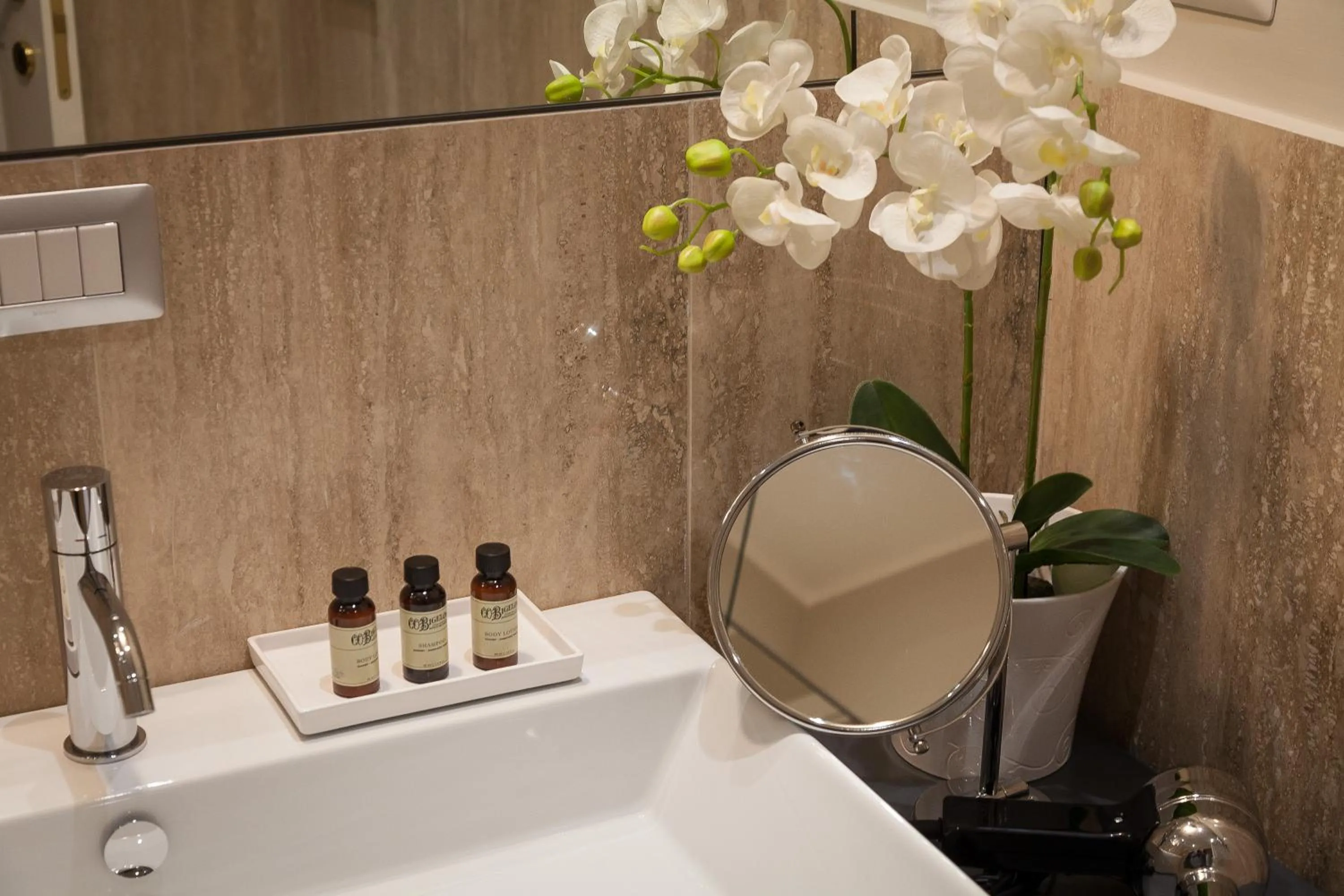 Shower in Amazing Suite Piazza Venezia