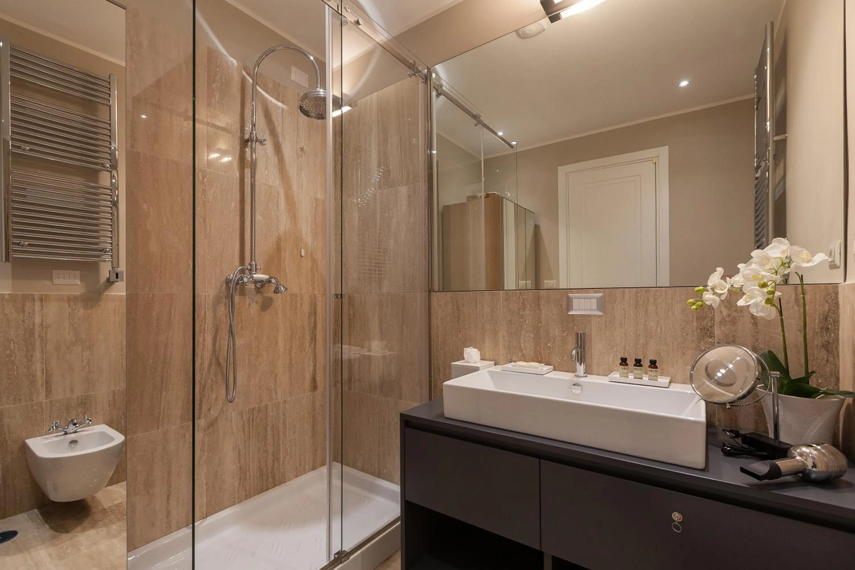 Shower in Amazing Suite Piazza Venezia