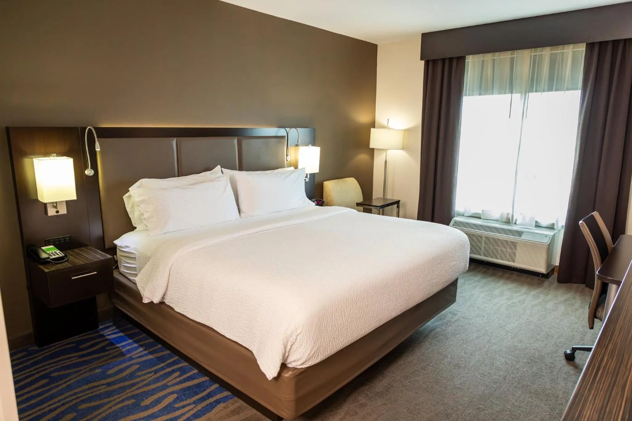 Photo of the whole room, Bed in Holiday Inn Paducah Riverfront by IHG