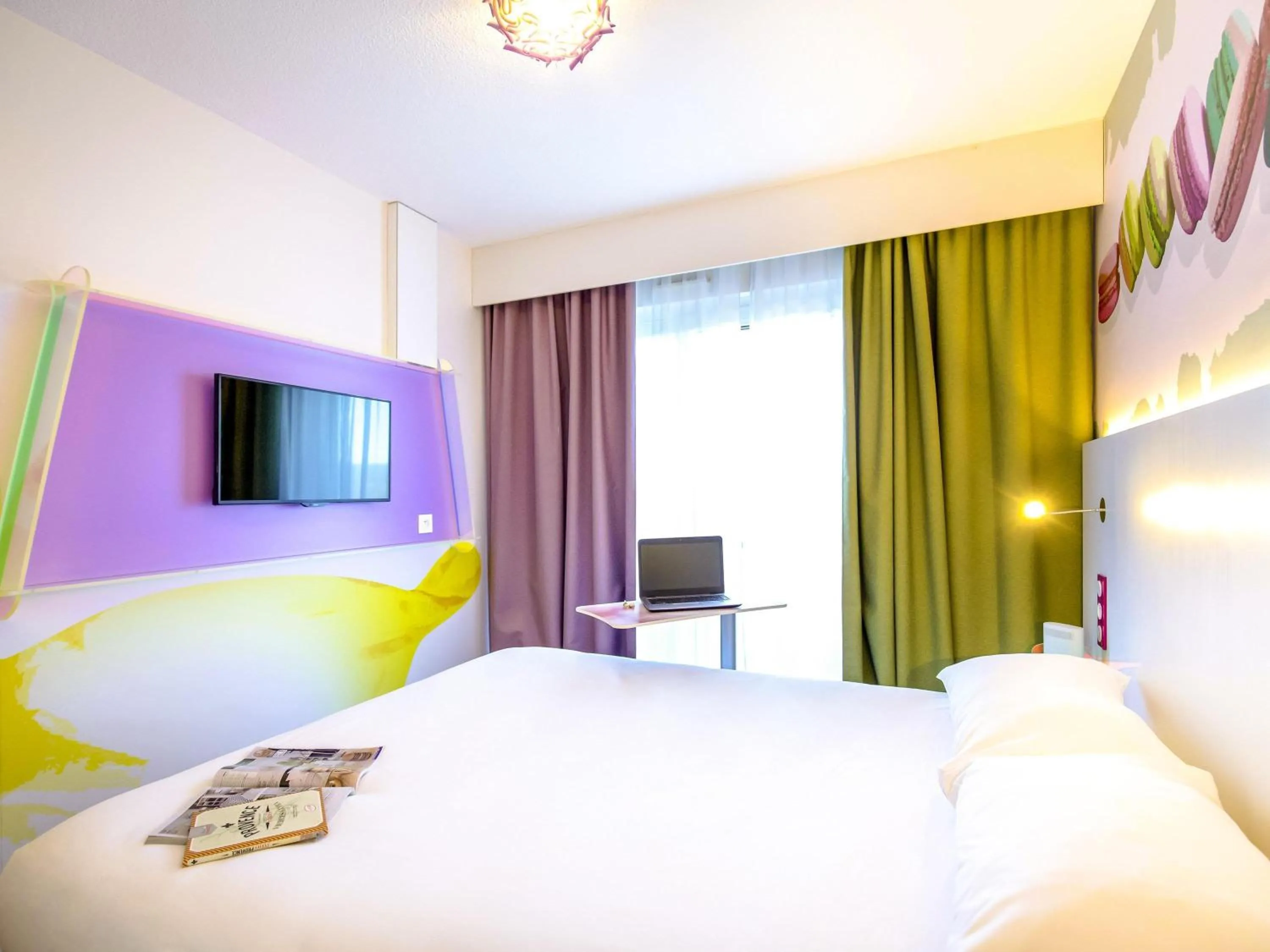 Bedroom, Bed in ibis Styles Fréjus St Raphael