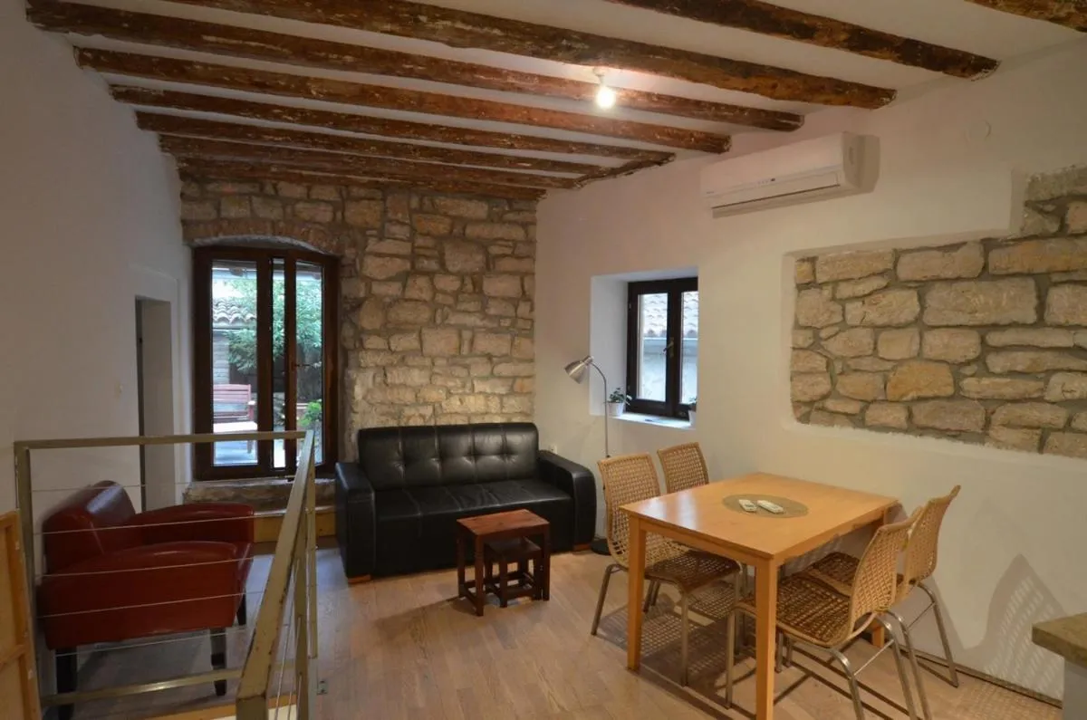 Seating area in Apartment Il Cortile with garden and parking