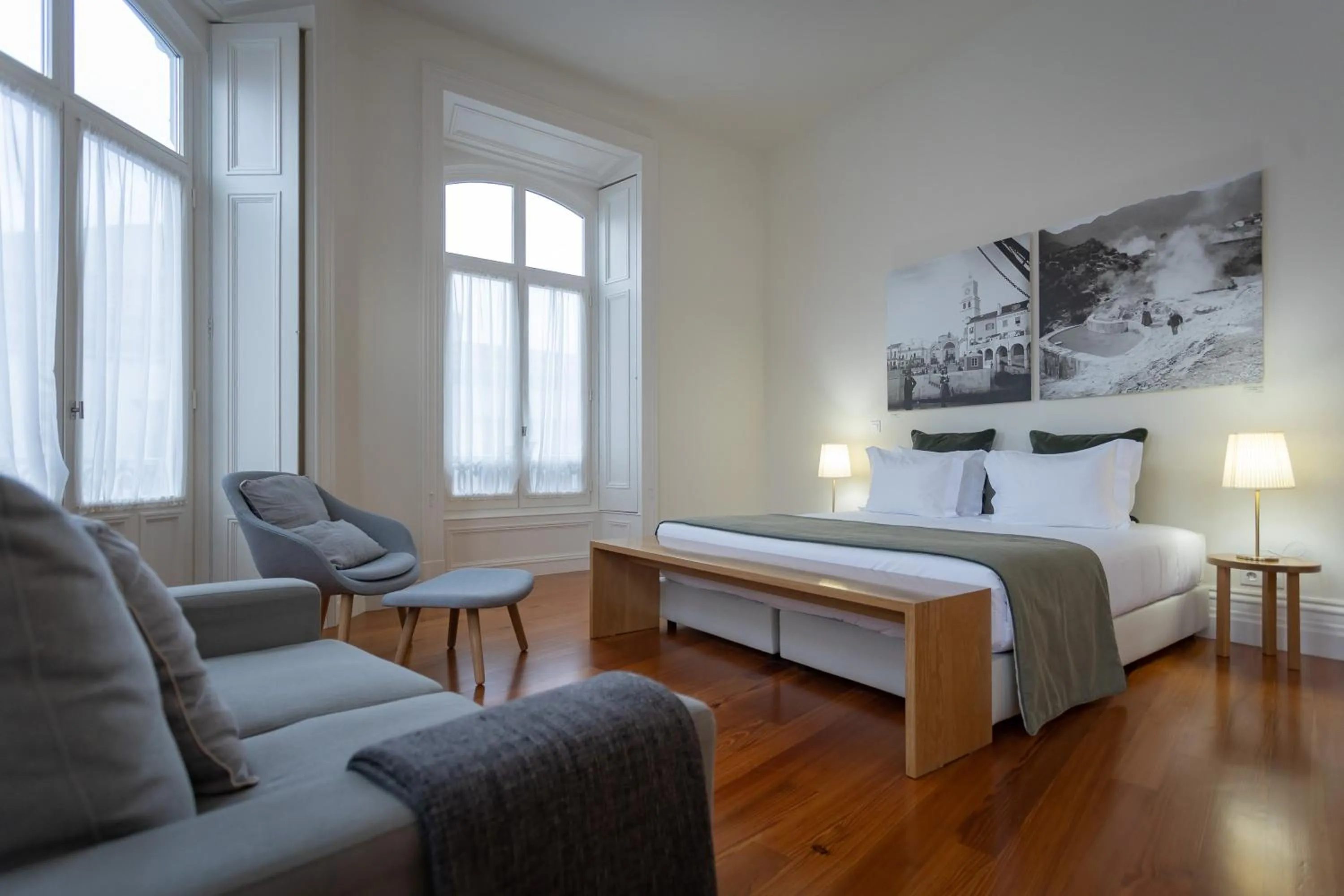 Photo of the whole room, Bed in AC-Armazéns Cogumbreiro