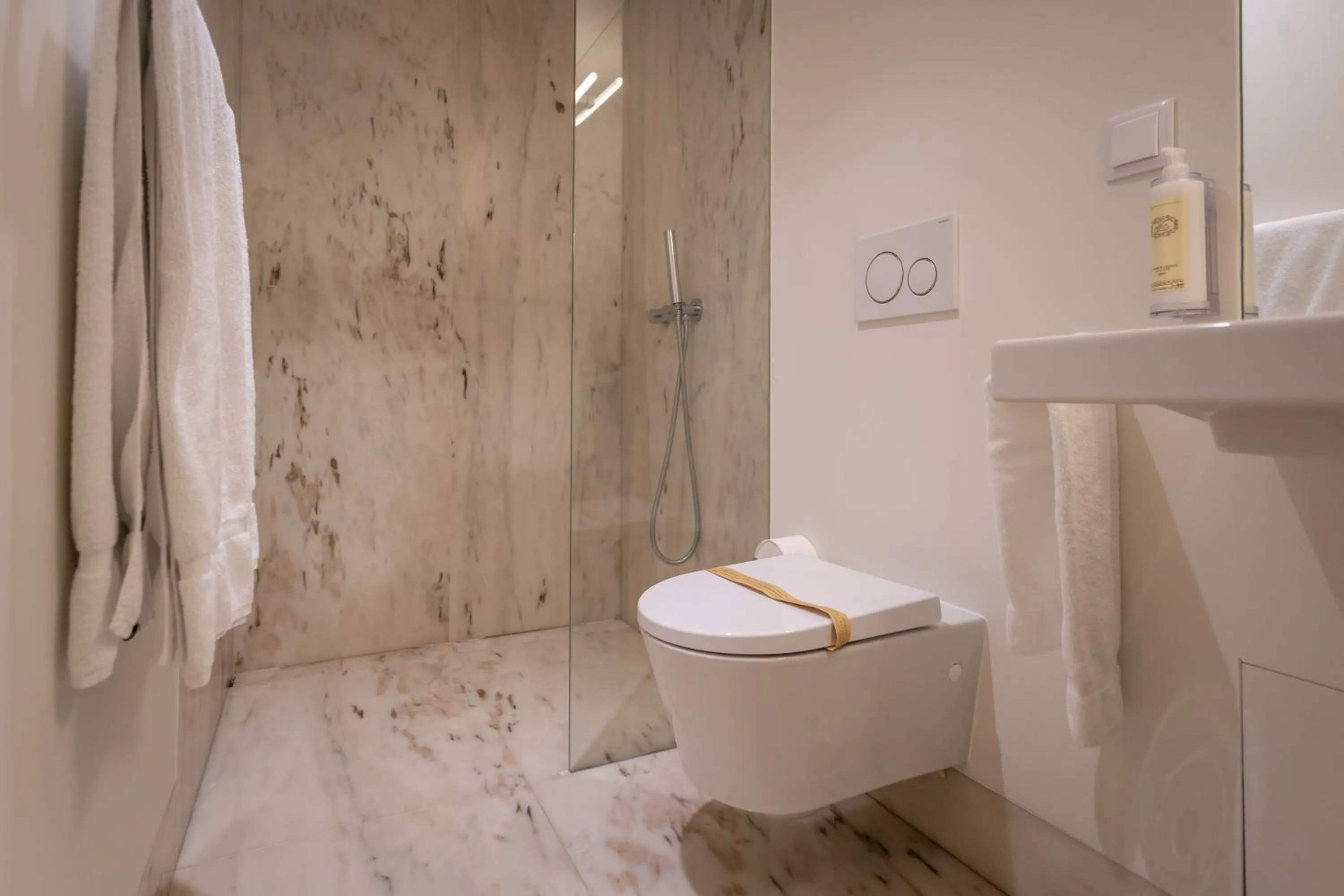 Bathroom in AC-Armazéns Cogumbreiro