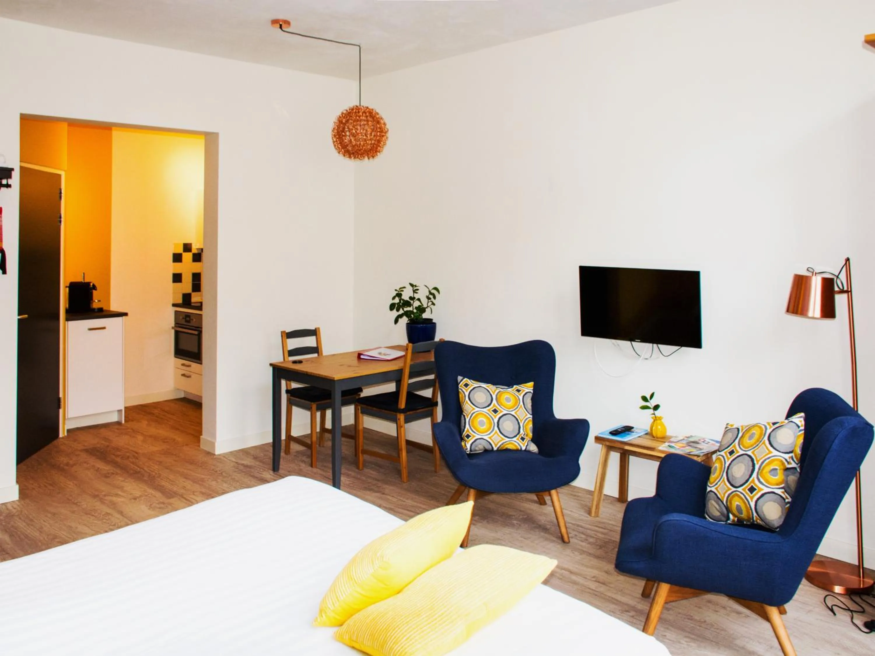 Living room, Bed in ApartHotel Waepen van Middelburg