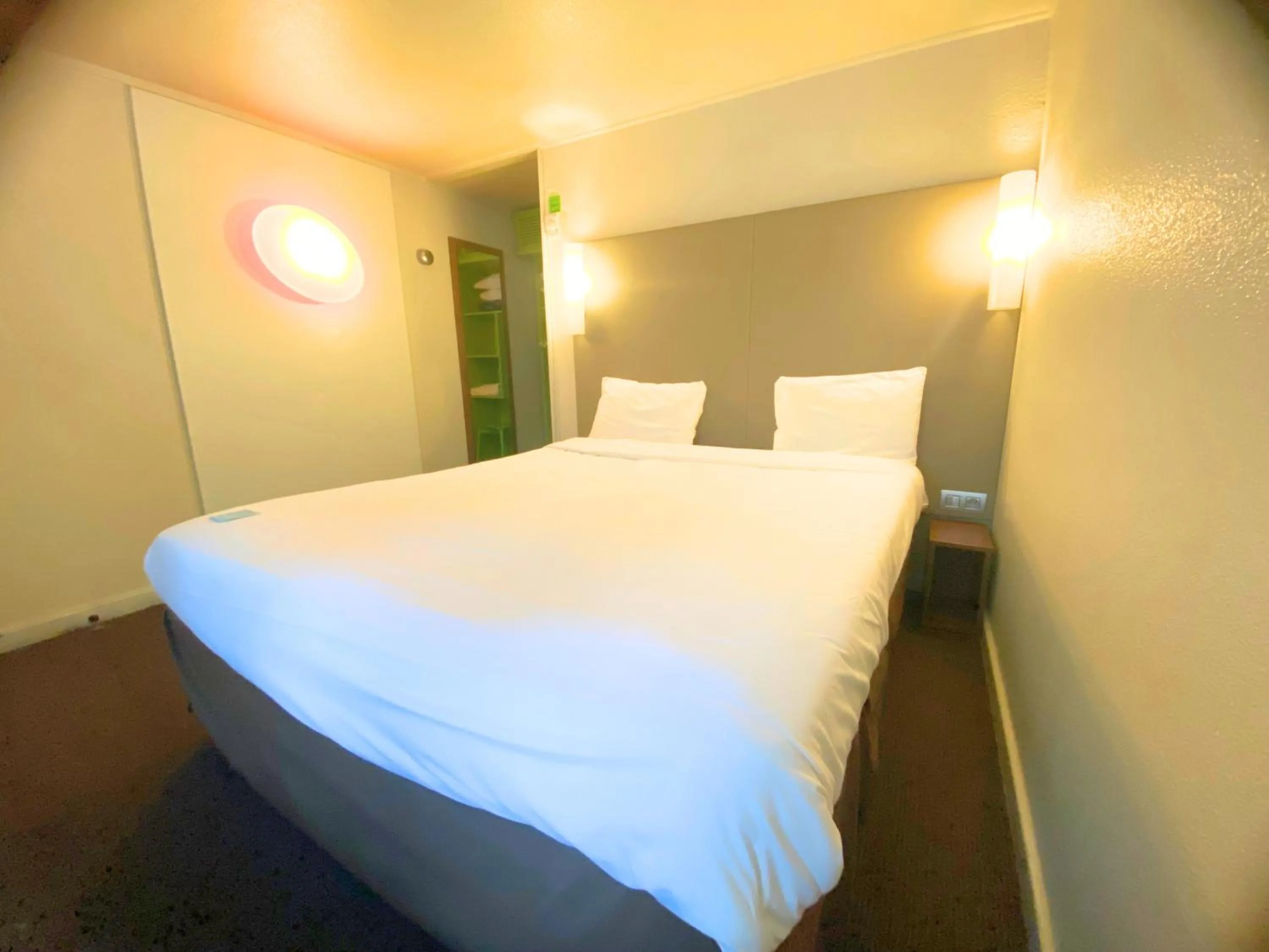 Bedroom, Bed in Campanile Montélimar Nord - A7 sortie 17