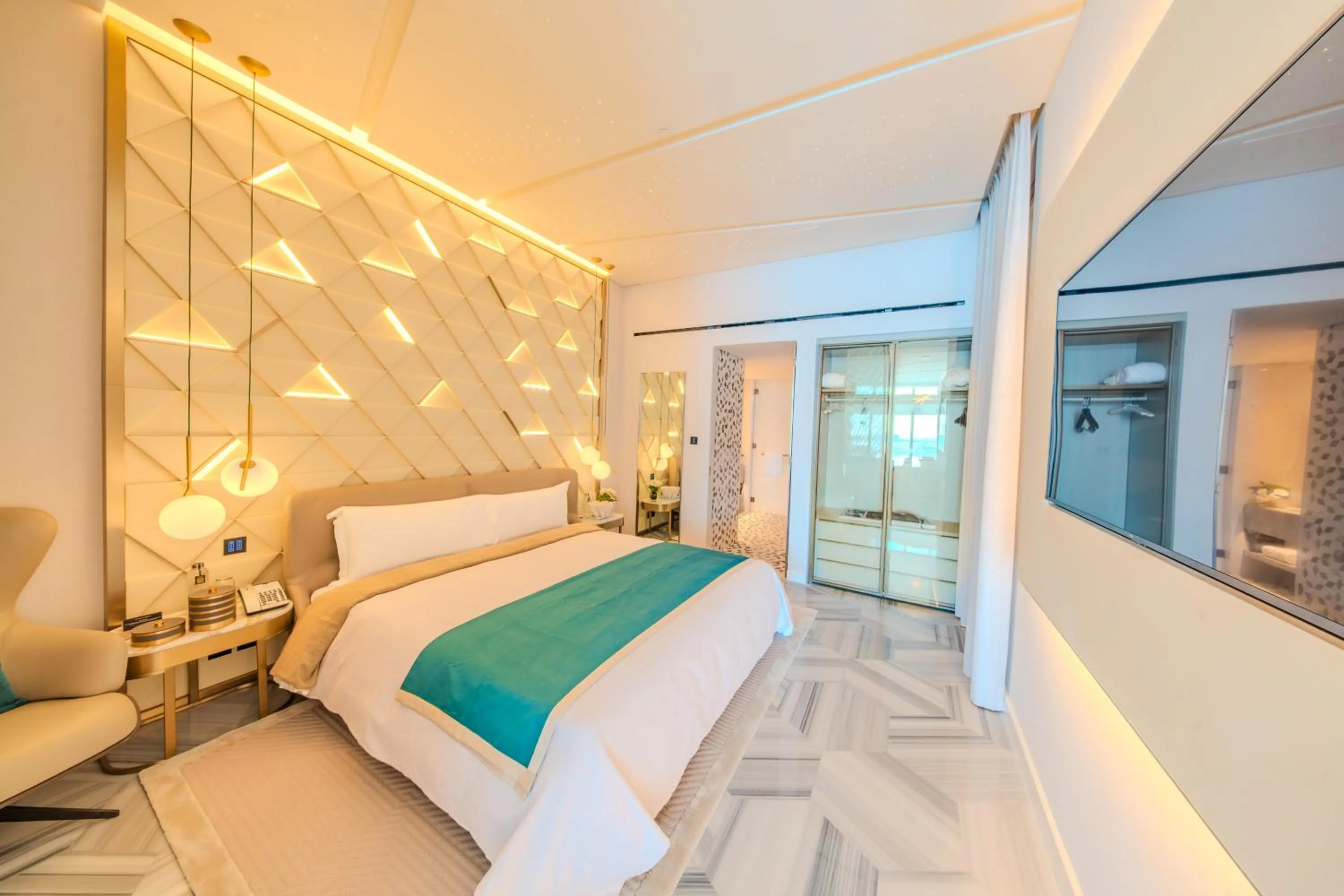Bedroom, Bed in FIVE Palm Jumeirah Dubai