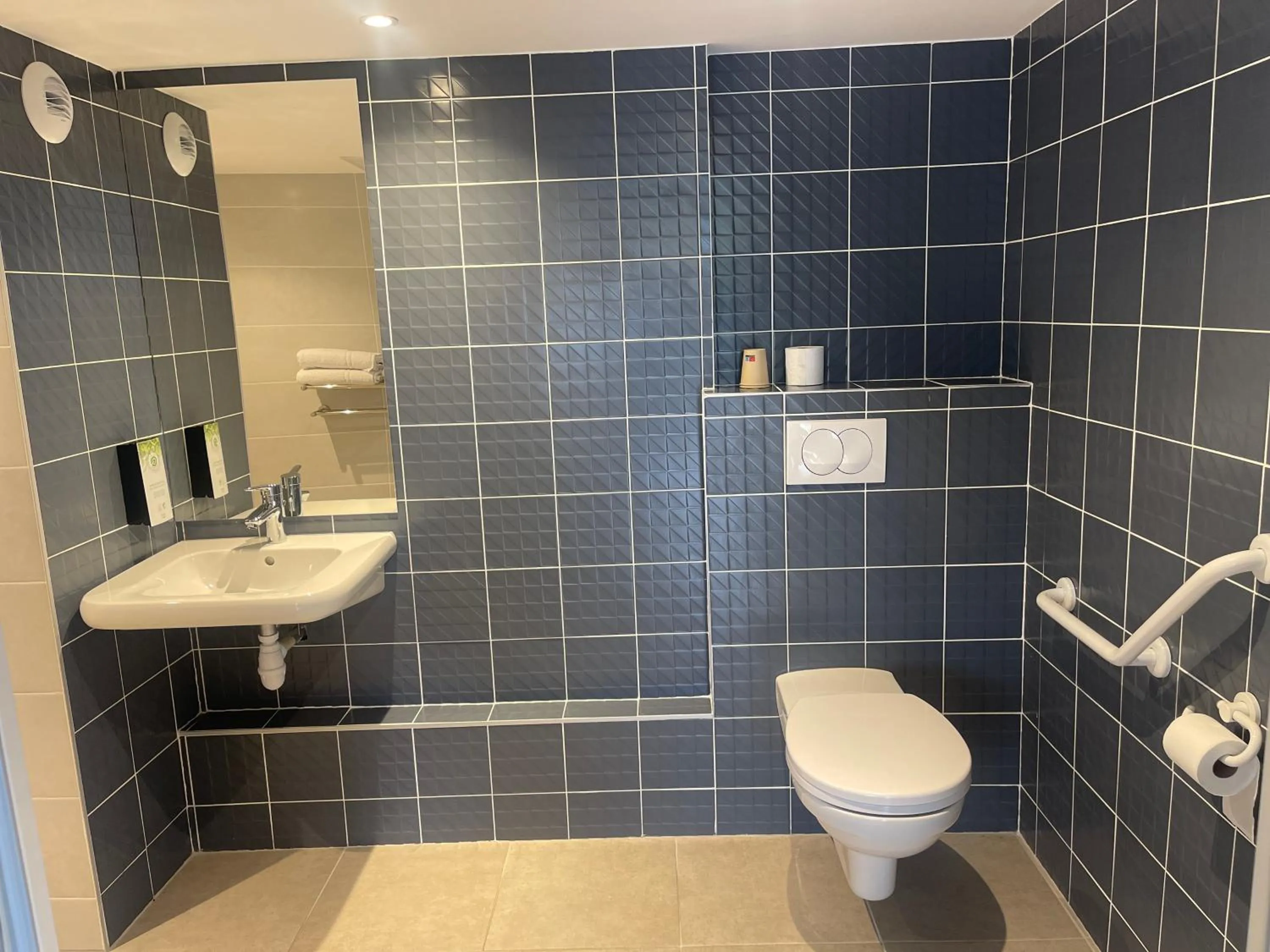 Shower in Kyriad Direct Montpellier Saint Jean De Védas - La Peyrière