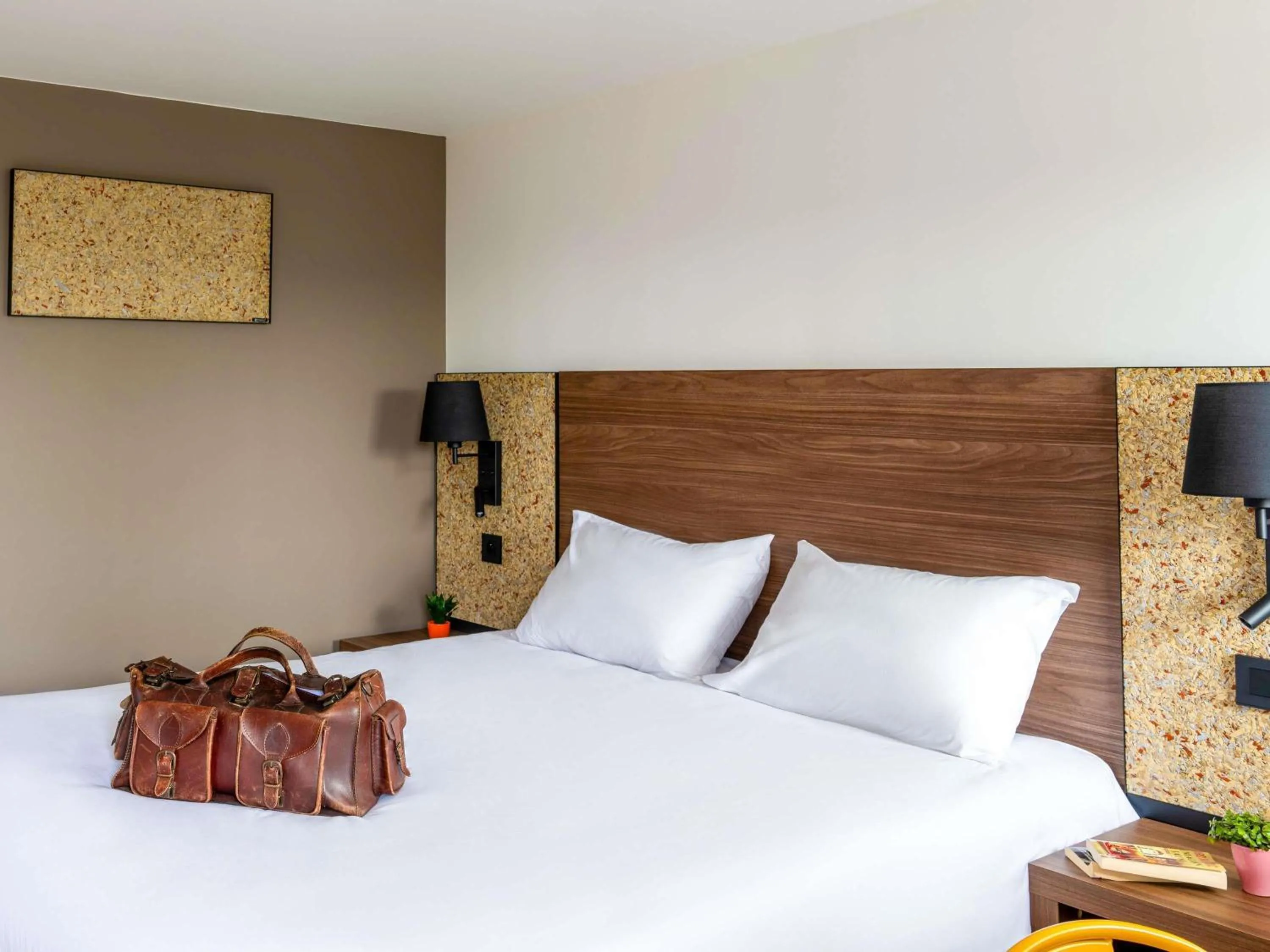 Bedroom, Bed in greet Hotel Chatellerault