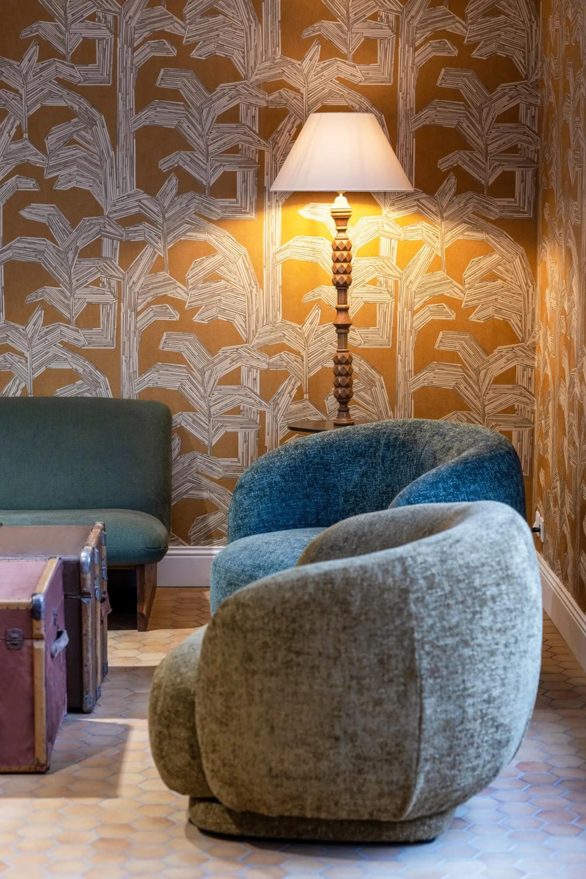 Seating area in greet Hotel Chatellerault