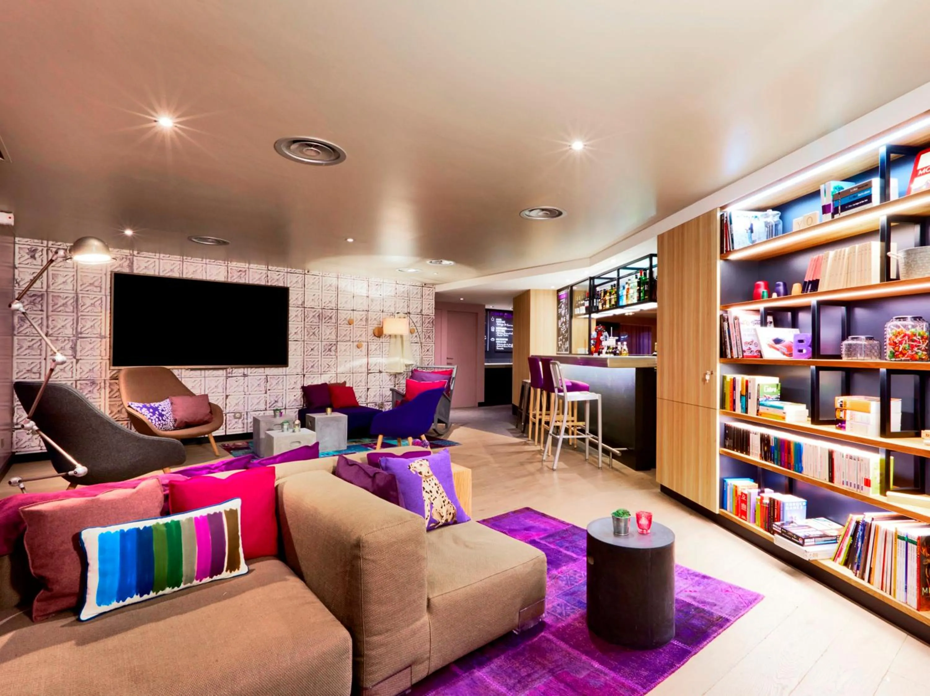 Communal lounge/ TV room in Campanile Saint-Germain-En-Laye