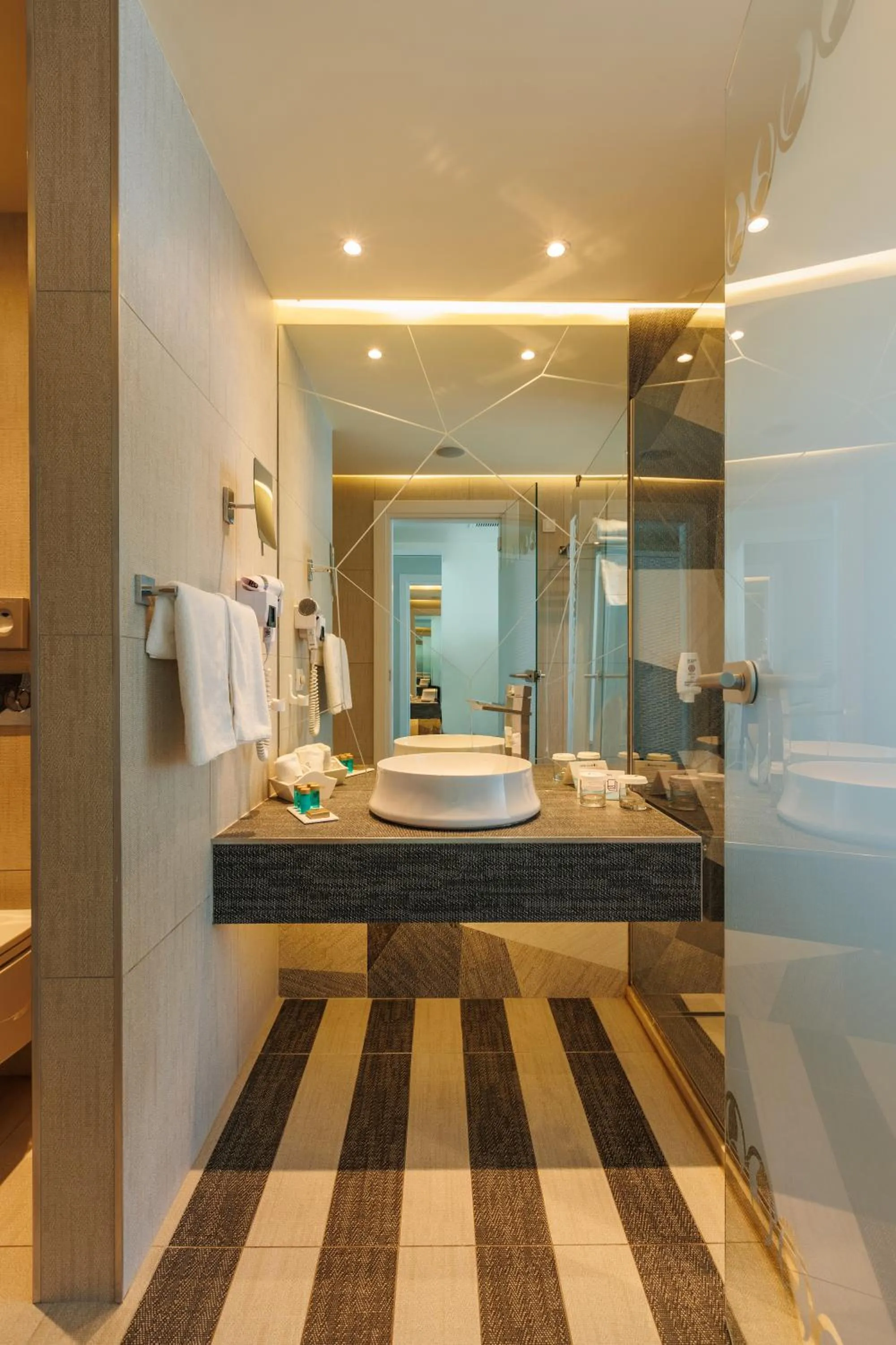 Bathroom in Hotel Opera Mamaia