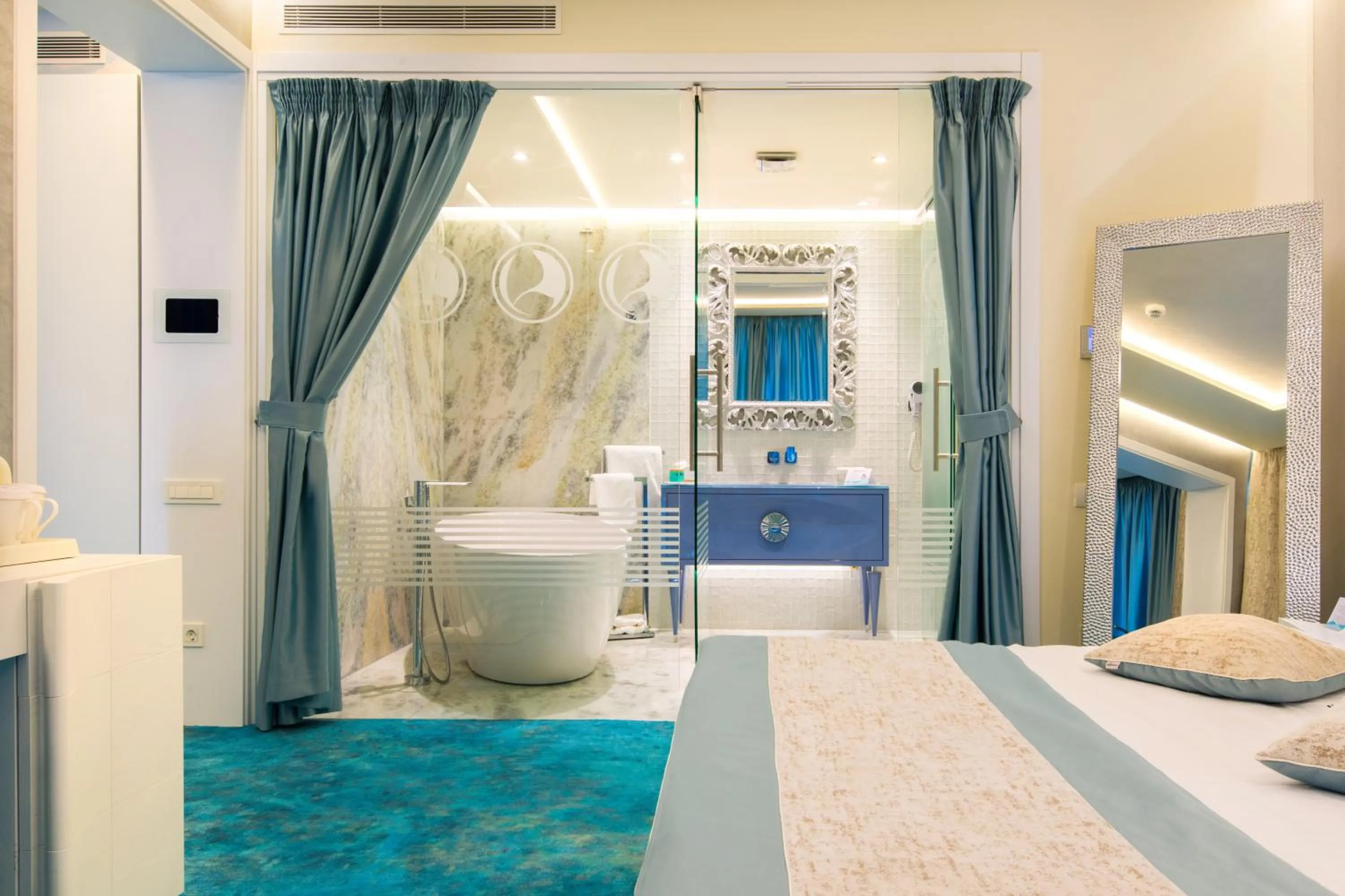 Bathroom, Bed in Hotel Opera Mamaia