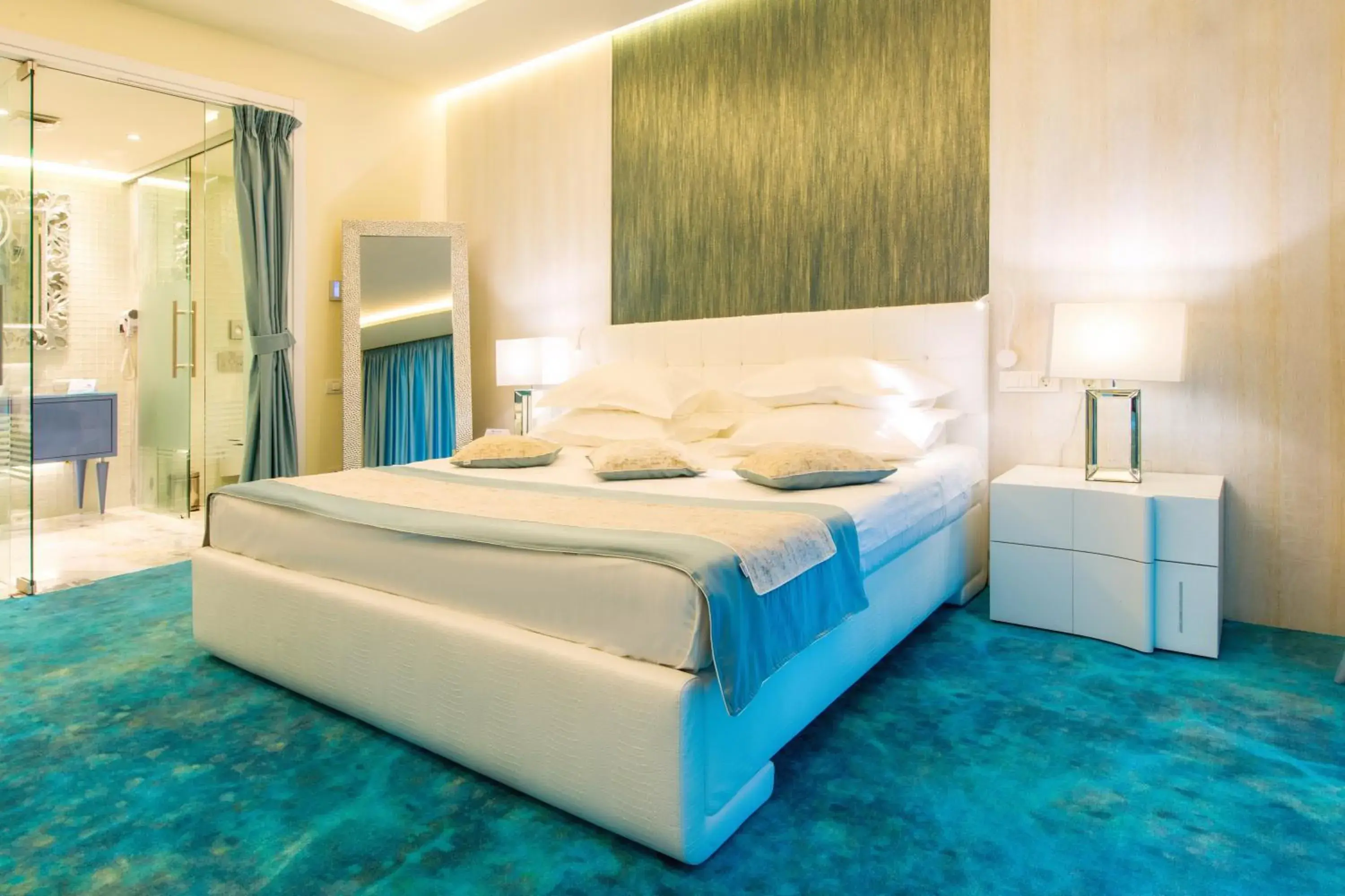 Senior Suite with Sea View in Hotel Opera Mamaia Senior Suite with Sea View in Hotel Opera Mamaia