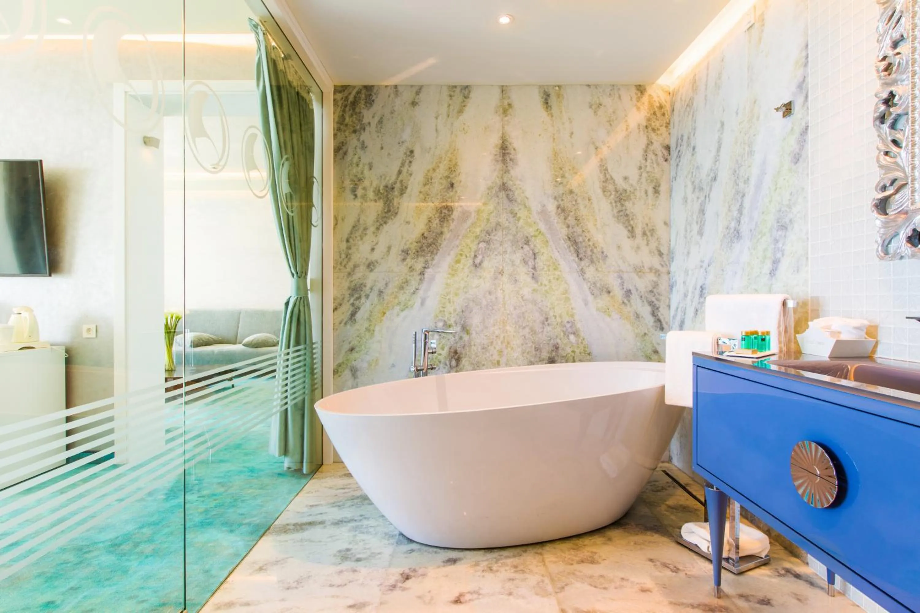 Bathroom in Hotel Opera Mamaia