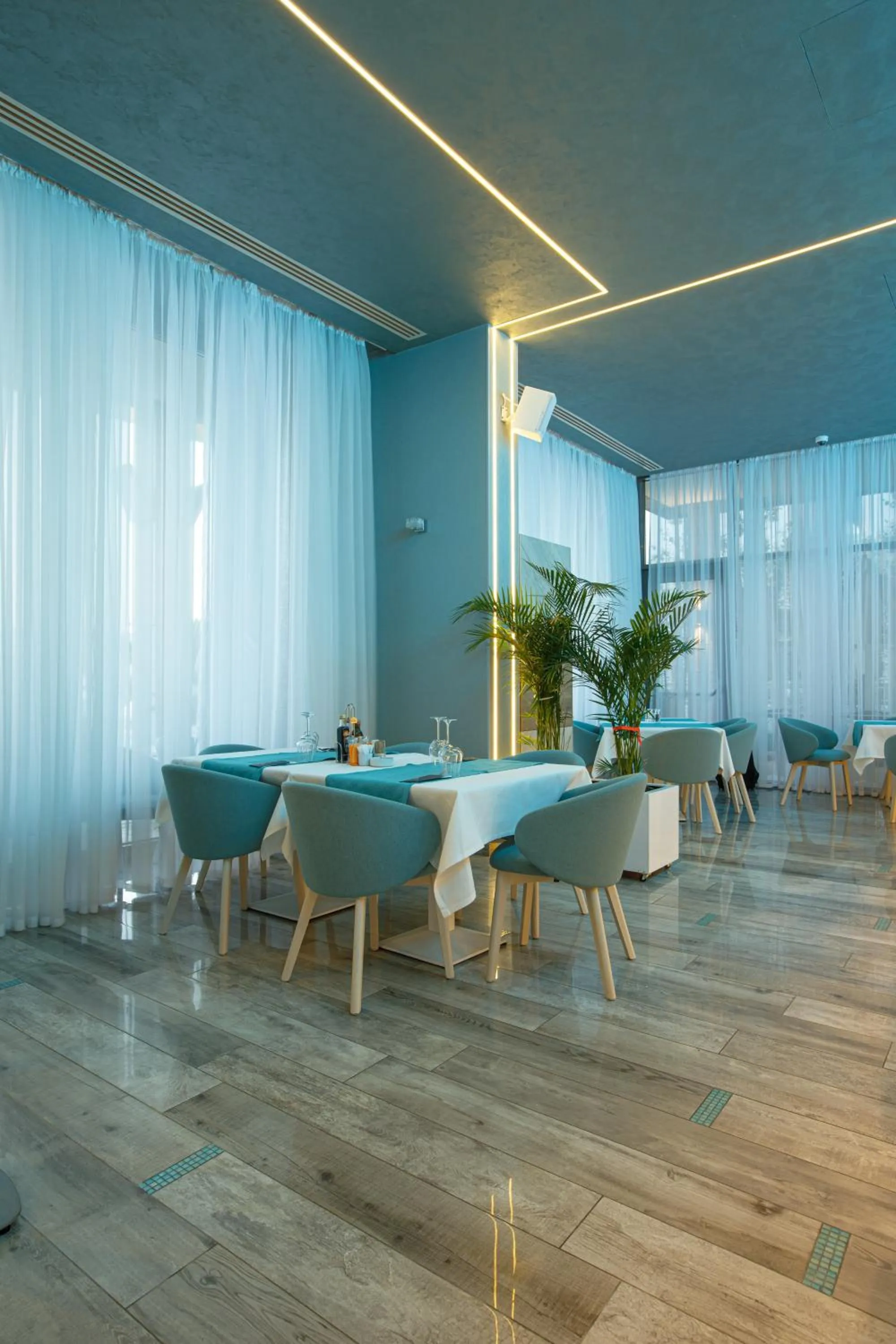 Dining area in Hotel Opera Mamaia
