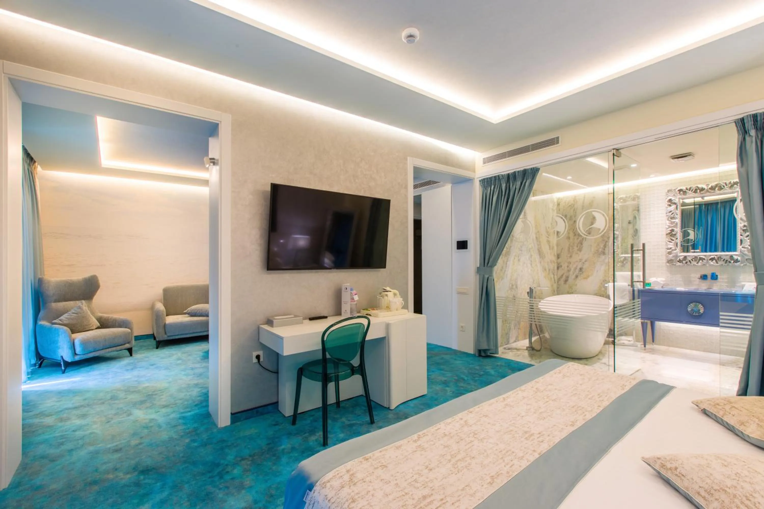 Living room, Bed in Hotel Opera Mamaia