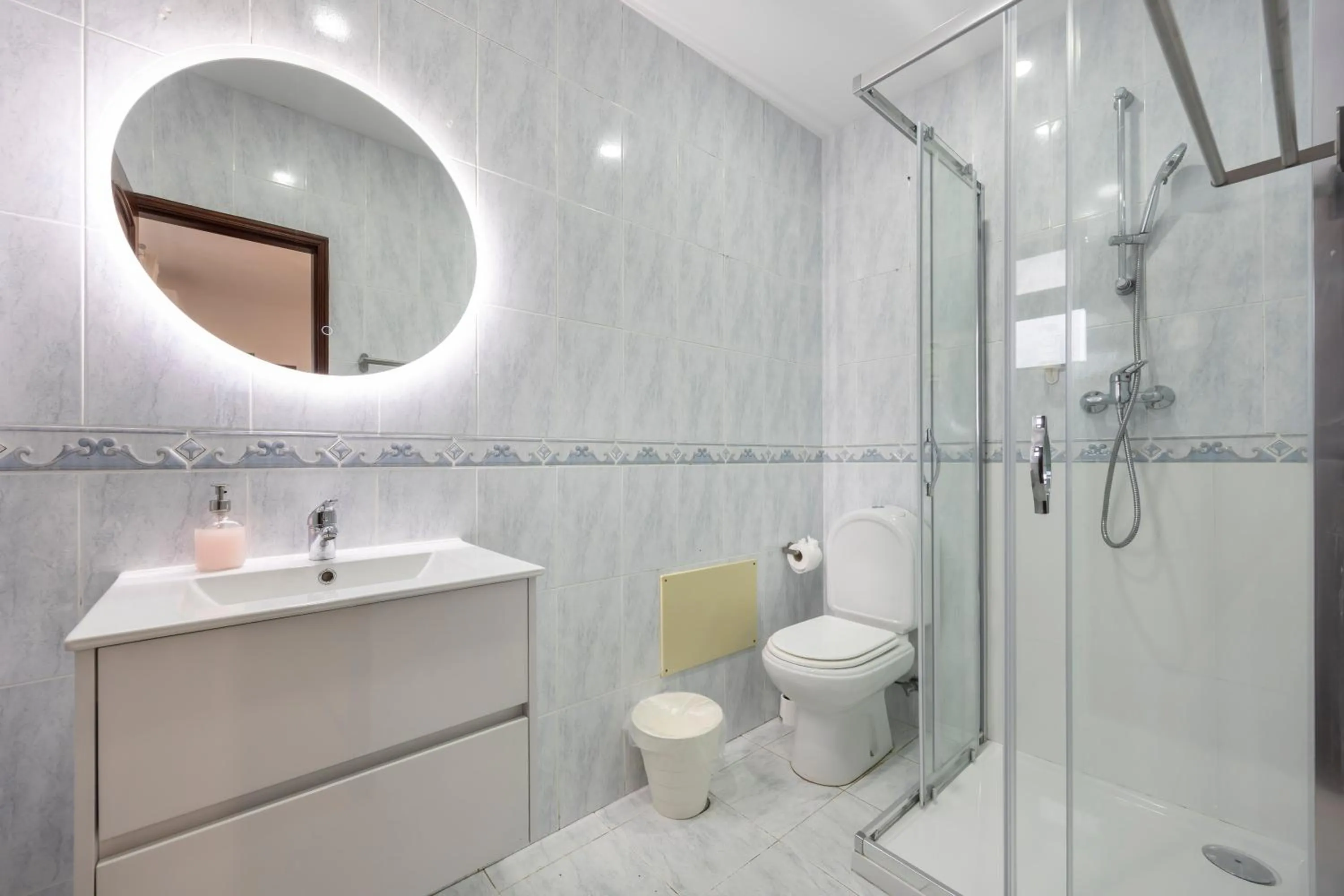 Shower in 3 Marias Garden House B&B