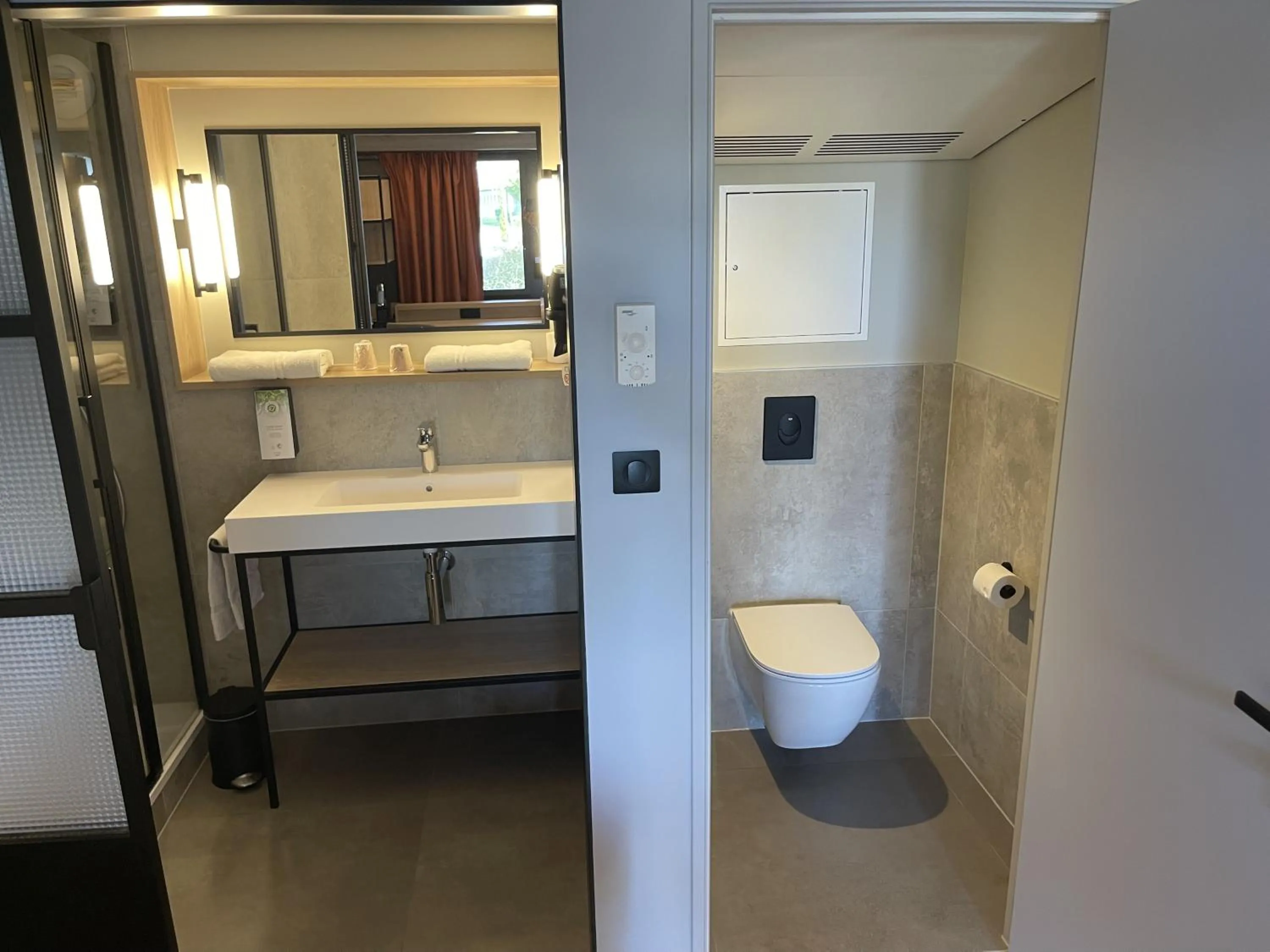 Toilet in Campanile NATURE - Clermont-Ferrand Nord Riom