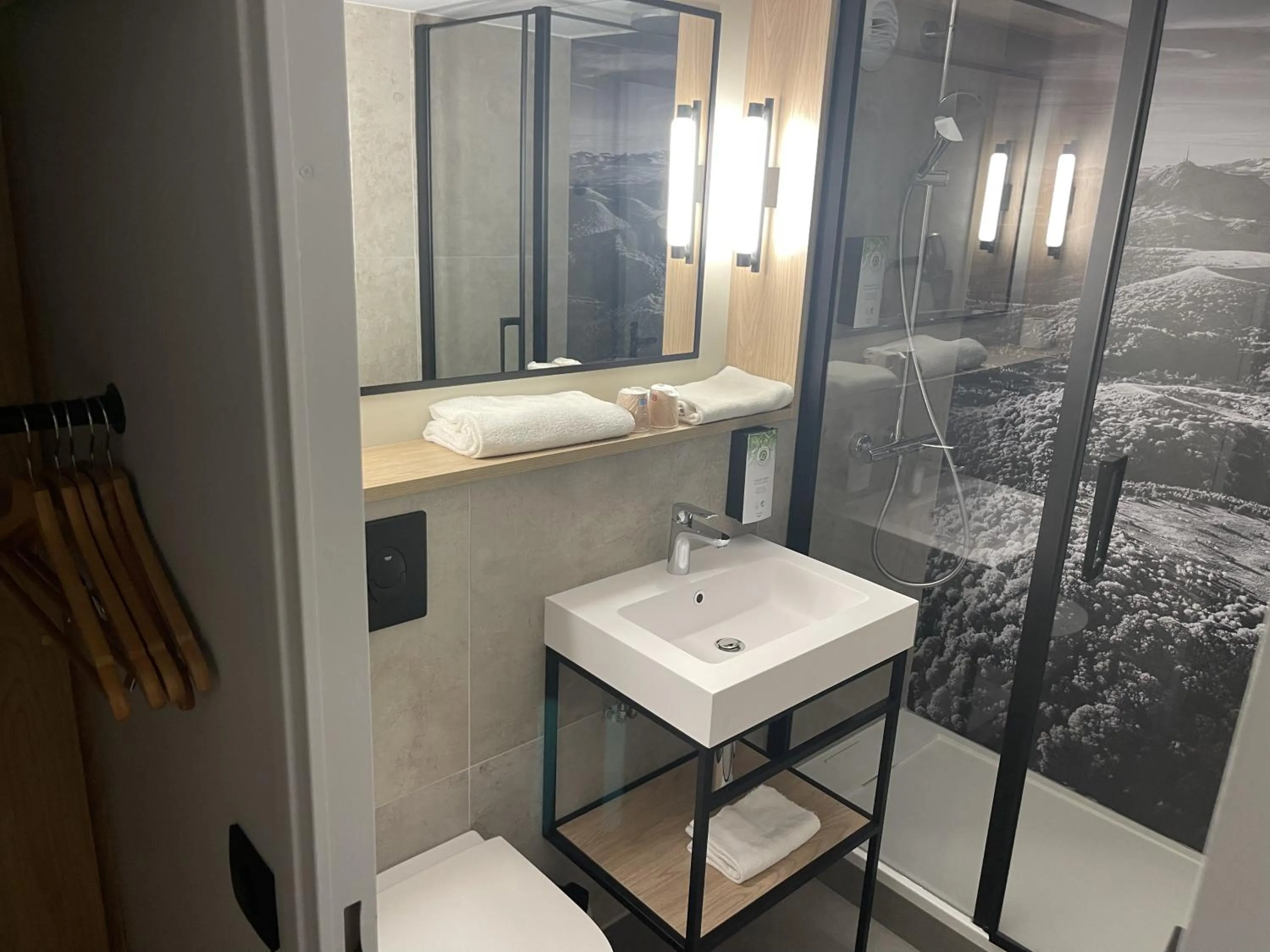 Shower in Campanile NATURE - Clermont-Ferrand Nord Riom