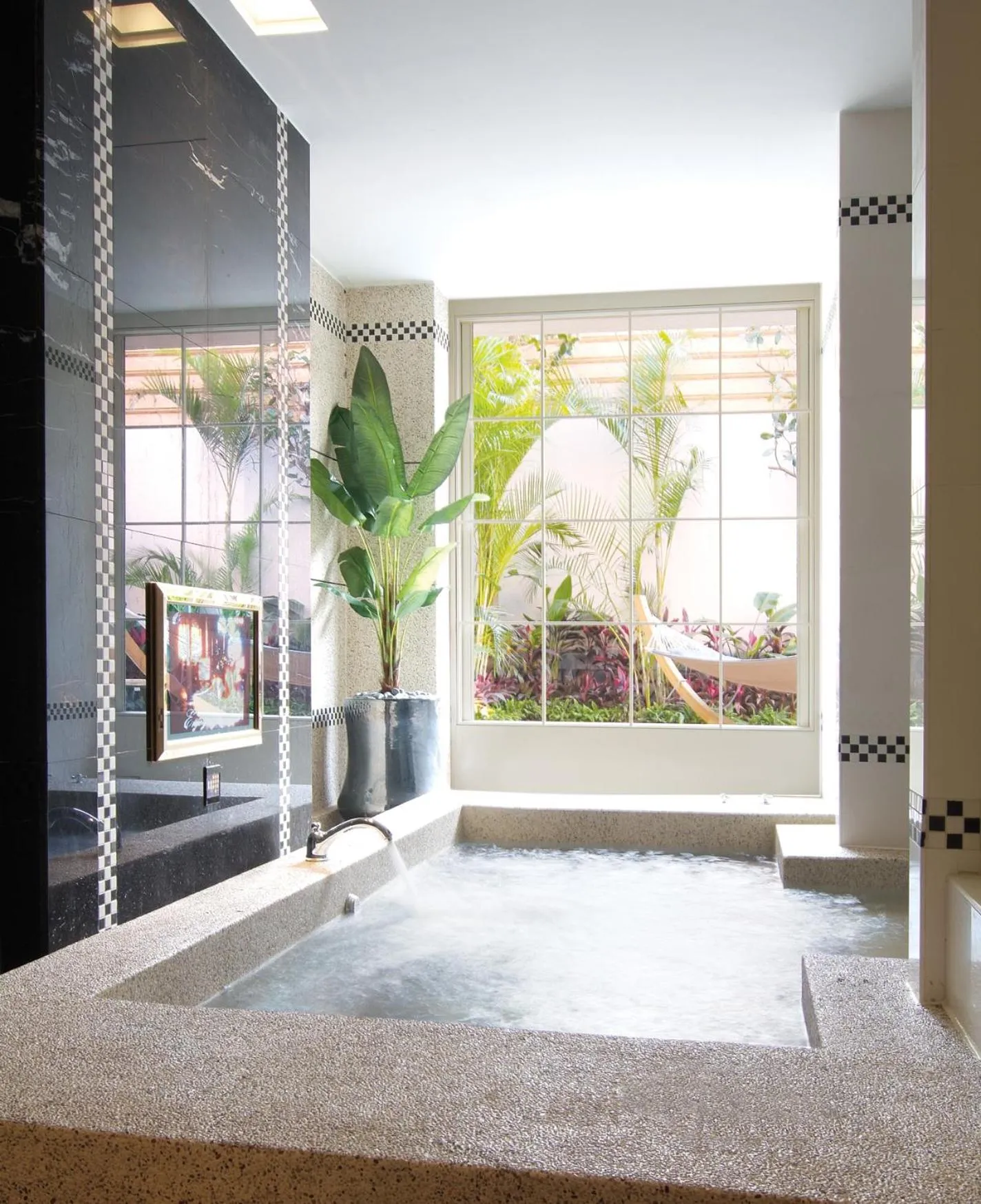 Shower in Q Motel精品旅館