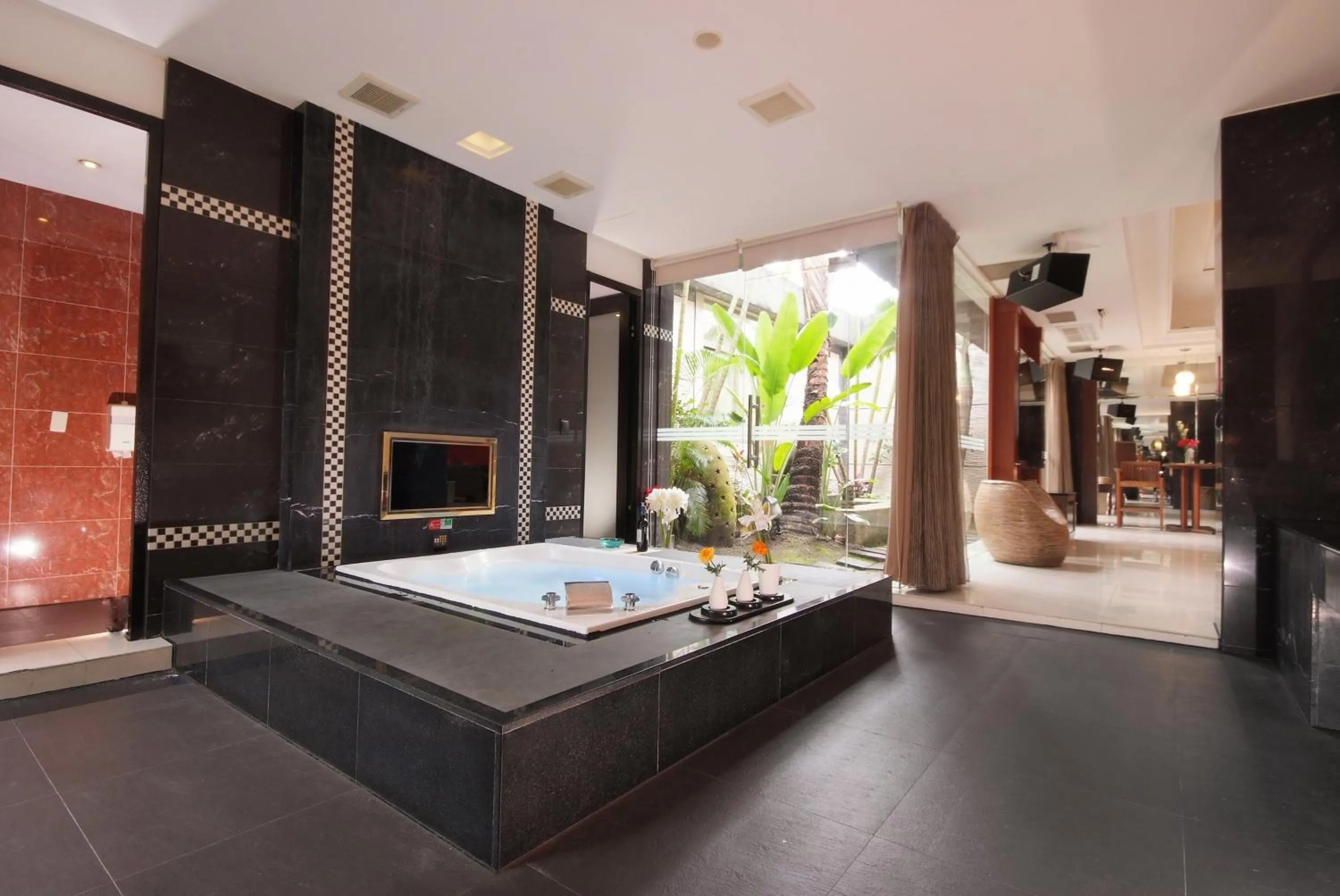 Shower in Q Motel精品旅館