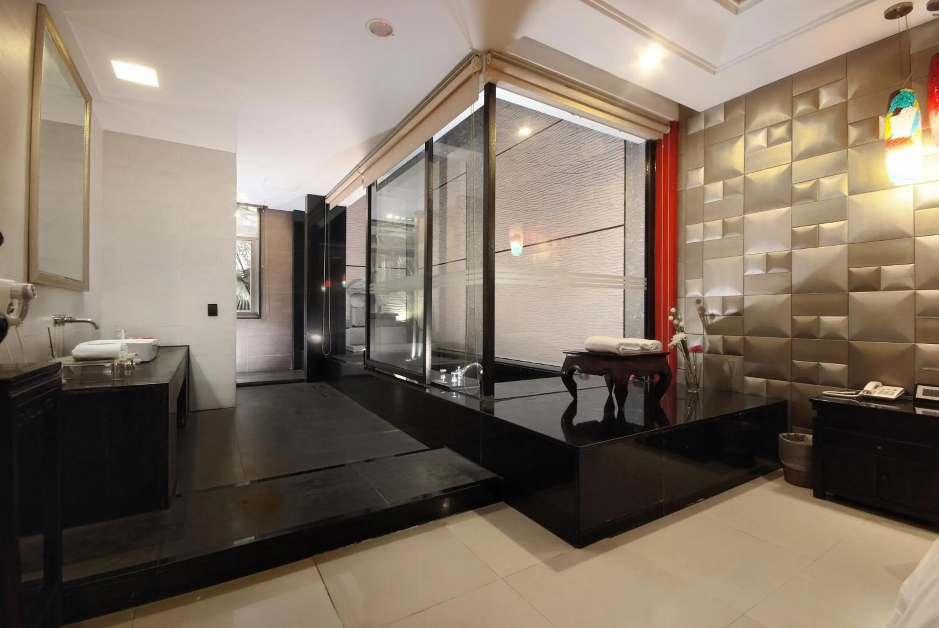 Shower in Q Motel精品旅館