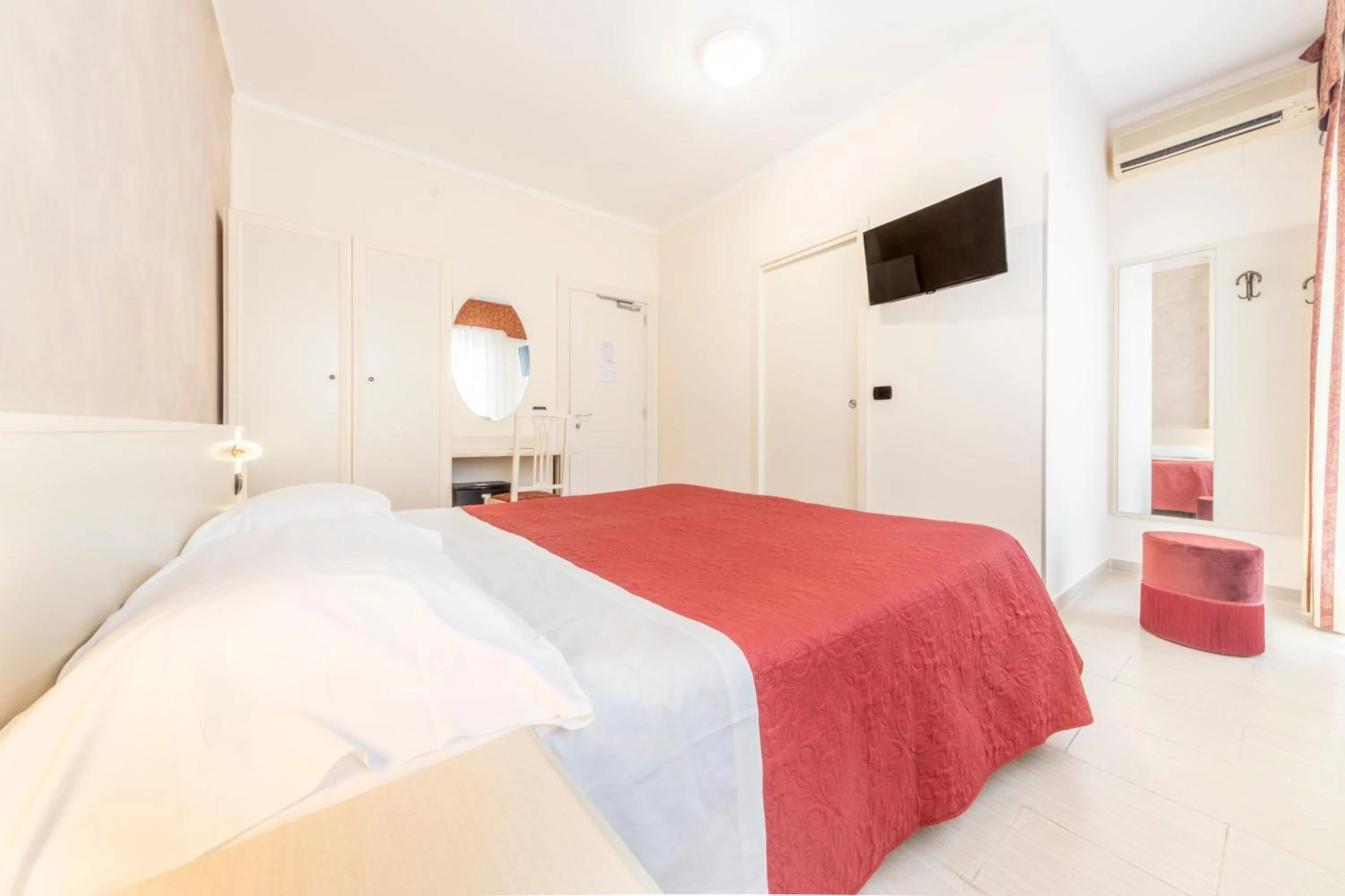 Photo of the whole room, Bed in Gold Hotel