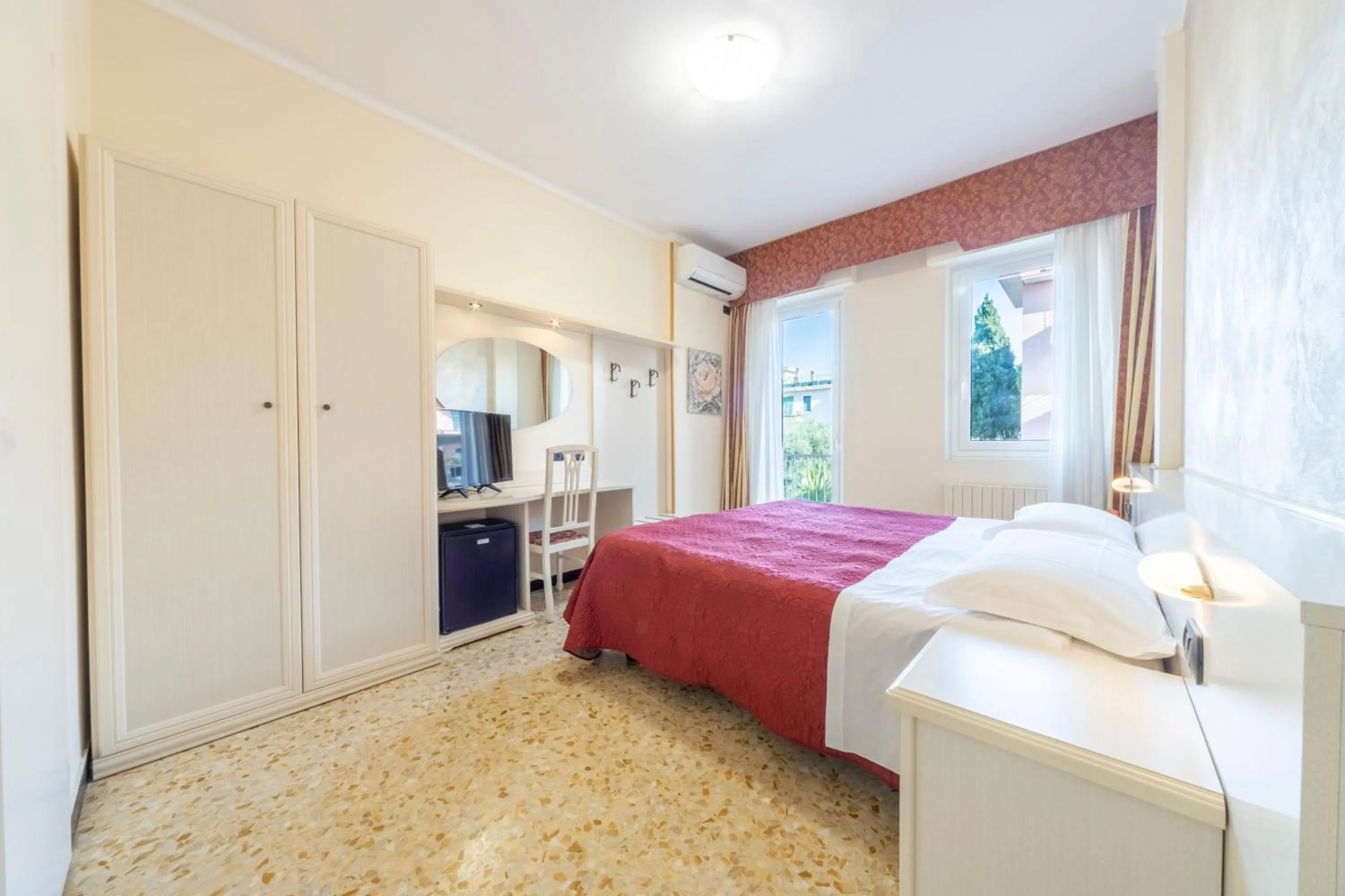 Photo of the whole room, Bed in Gold Hotel