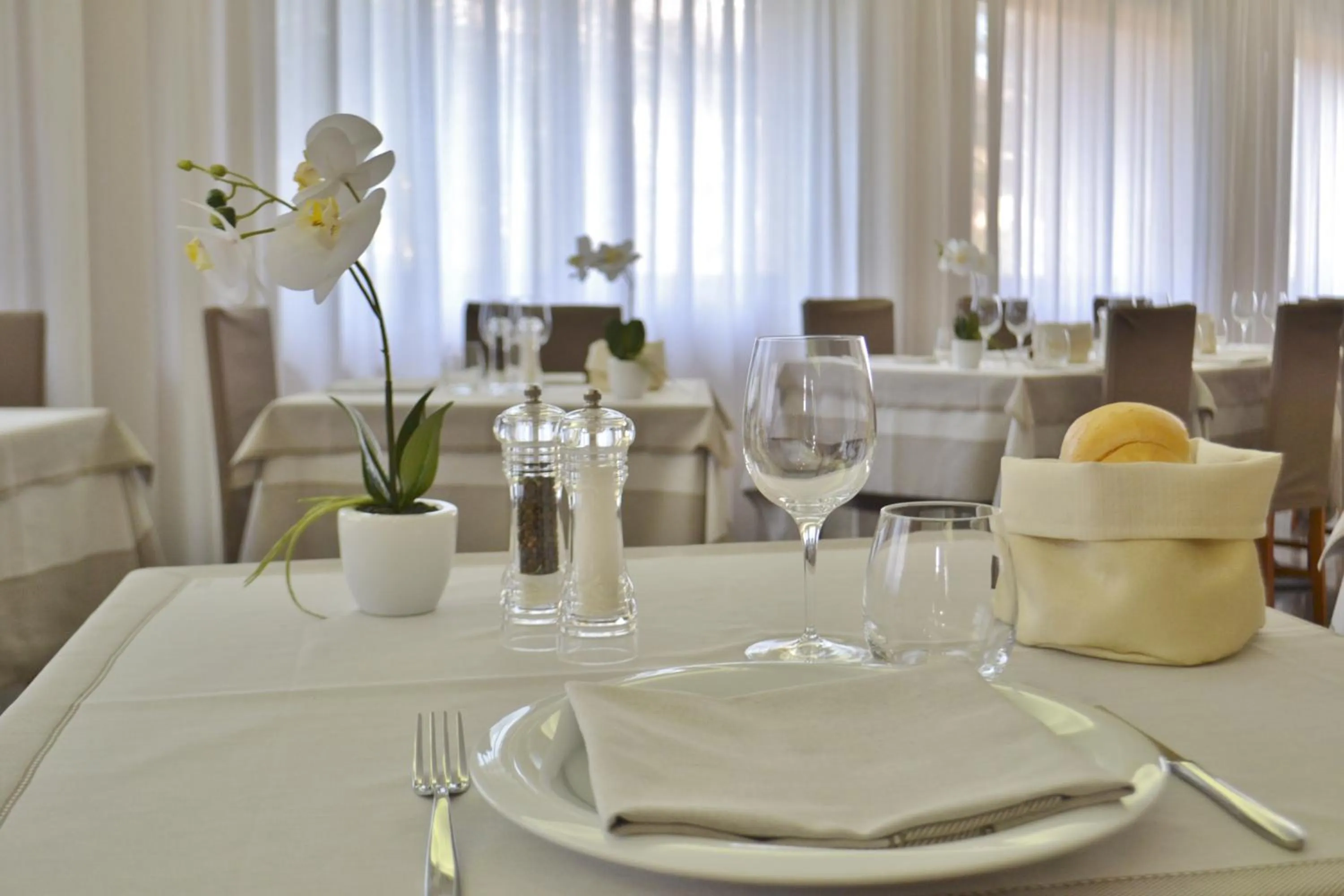 Restaurant/places to eat in Gold Hotel