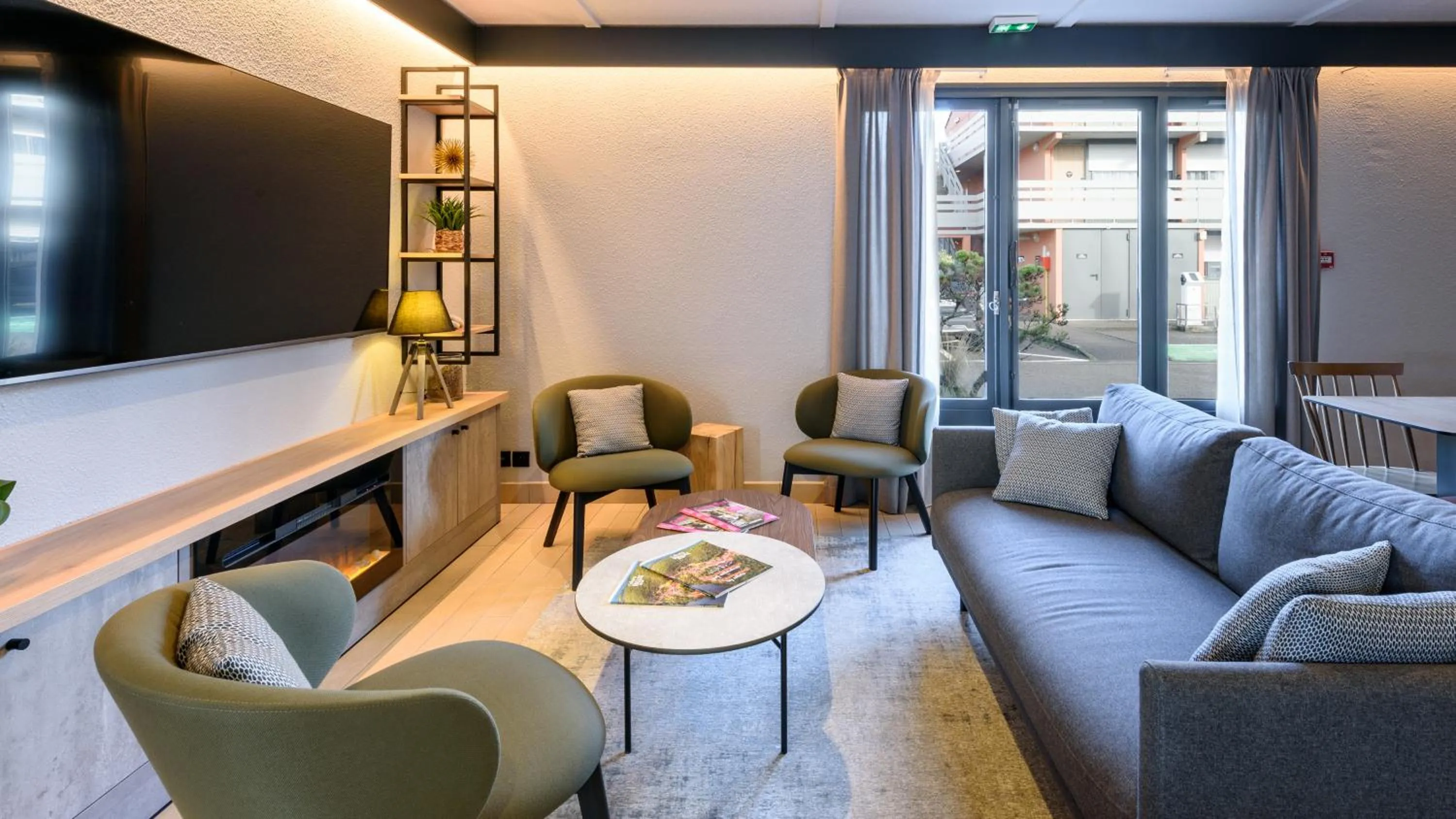 Communal lounge/ TV room in Campanile Brive-La-Gaillarde Ouest