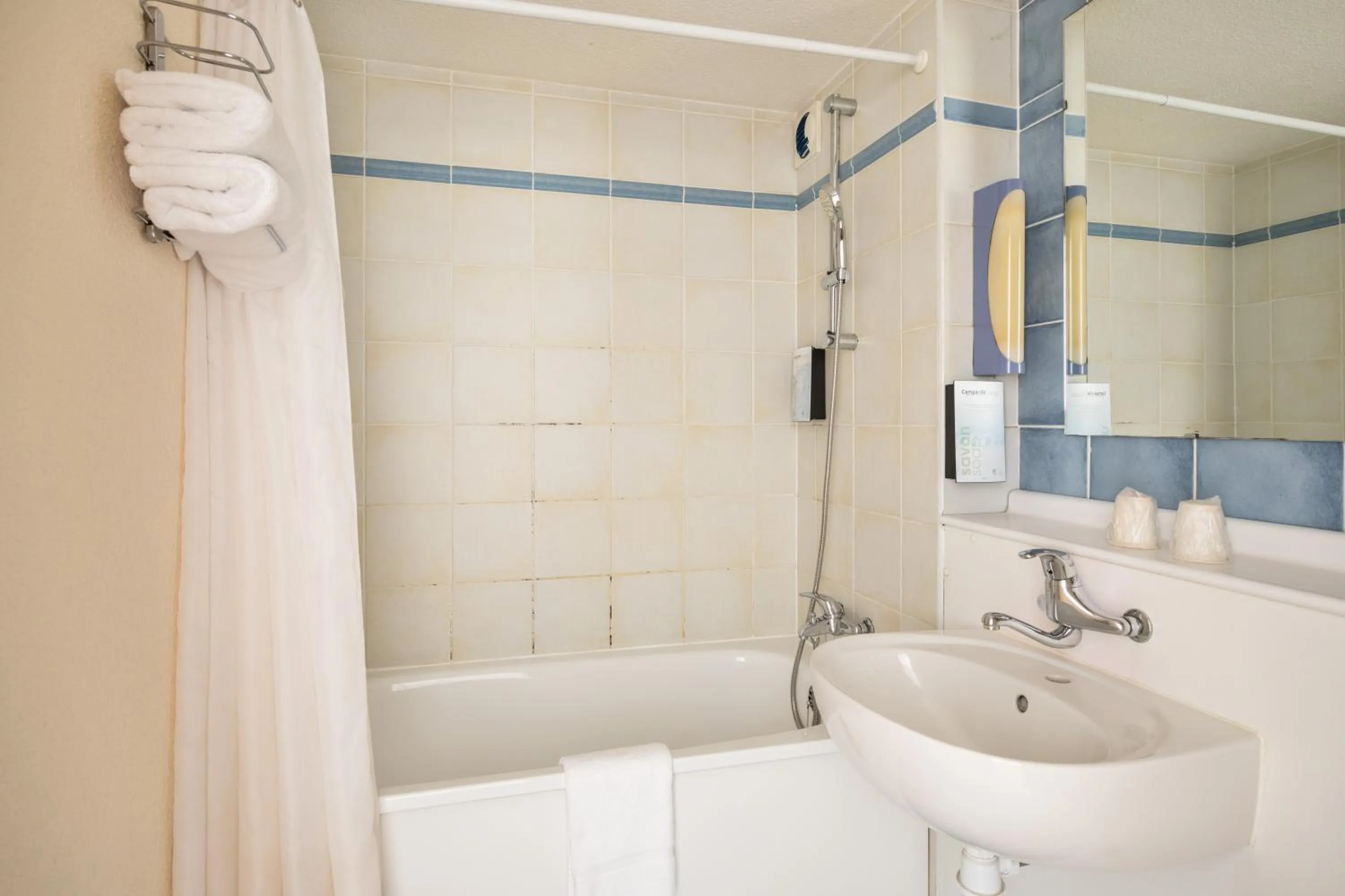 Bathroom in Campanile Brive-La-Gaillarde Ouest