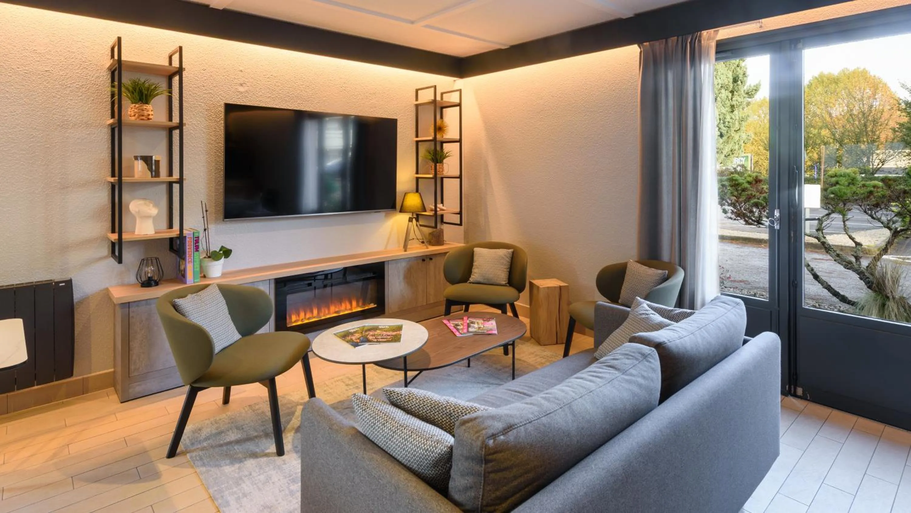 Communal lounge/ TV room in Campanile Brive-La-Gaillarde Ouest