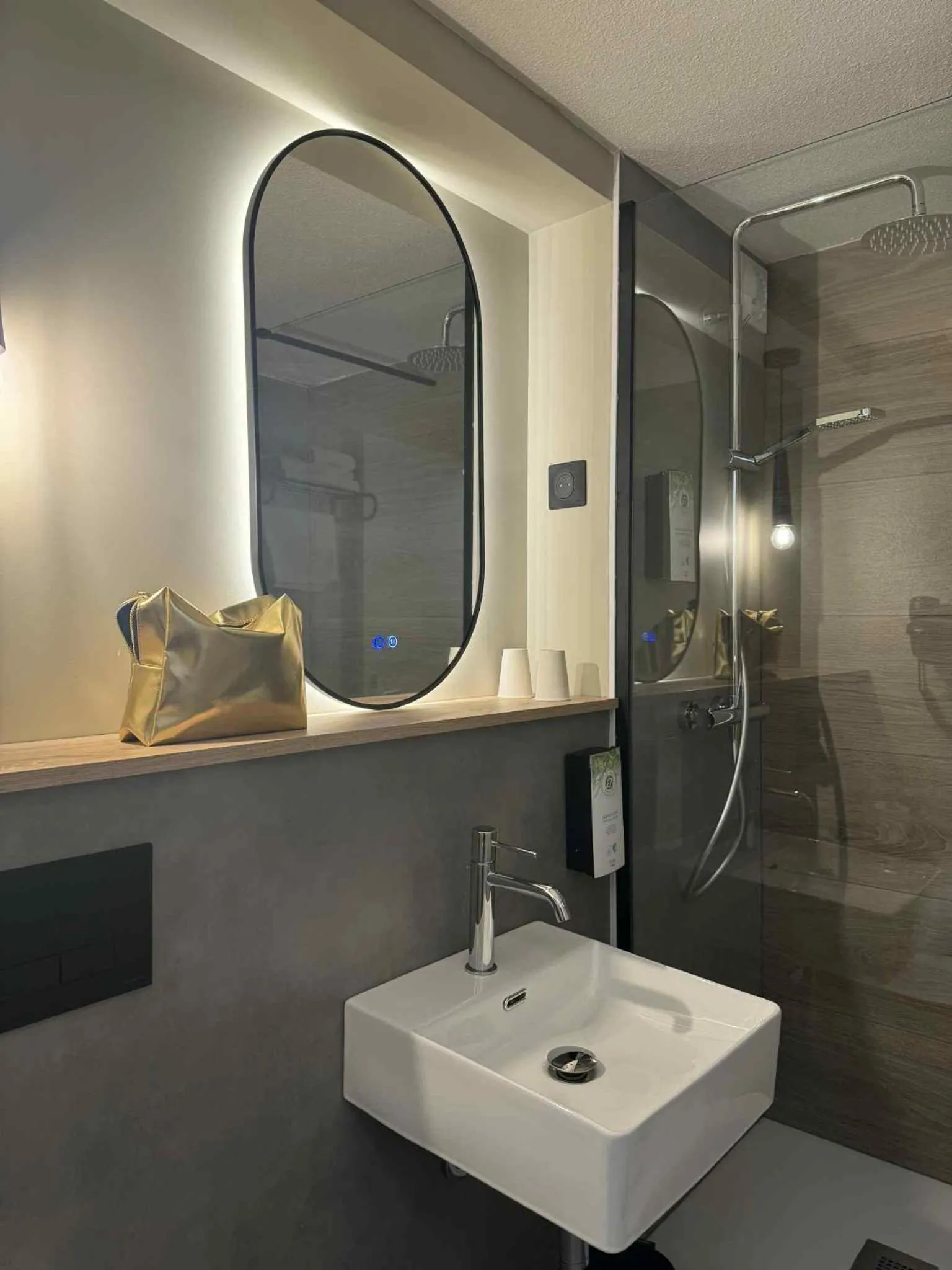 Bathroom in Kyriad Direct Haguenau